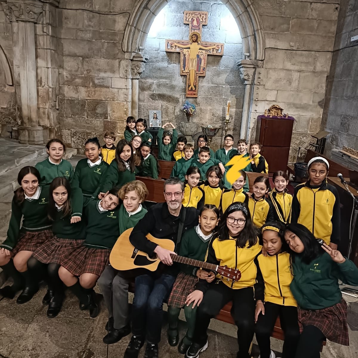 Nuestro "Coro de Primaria All Stars" os desea una Feliz Navidad.
Aprovechemos estas fechas para potenciar la generosidad, el amor, la amistad y hacer conscientes a las niñas y los niños de la importancia que tienen.
#educaciónprimaria #educaciónmusical #colegiofranciscanoscoruna #lamusicaesunvalor