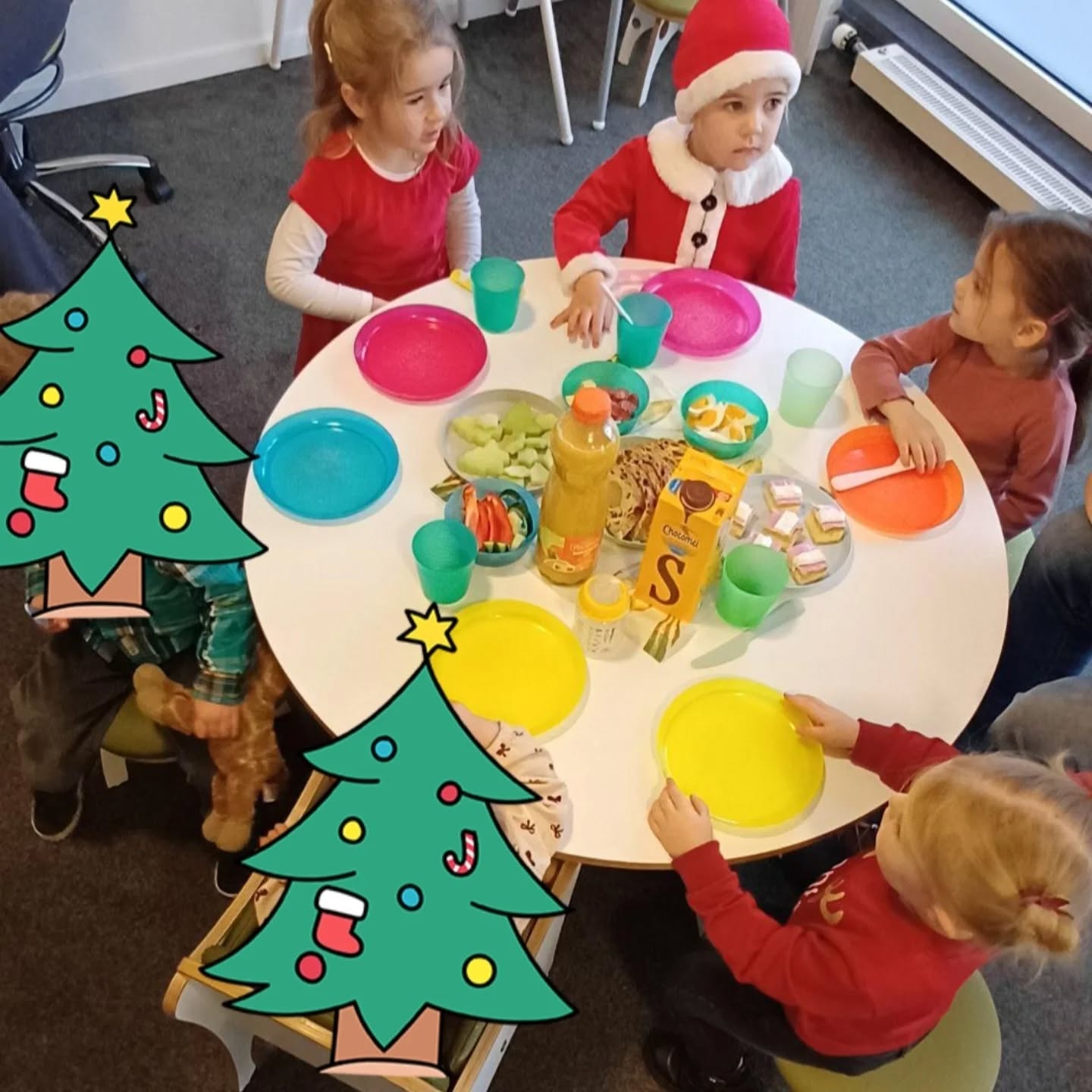 Vanochtend was er kerstontbijt bij Okidoki 🎄
Het was smikkelen en smullen 🤩
Alle buikjes gevuld met van alles lekkers en gezonds 😋 #themakerst⭐️ #kleinschaligekinderopvang #OkidokiNijswiller