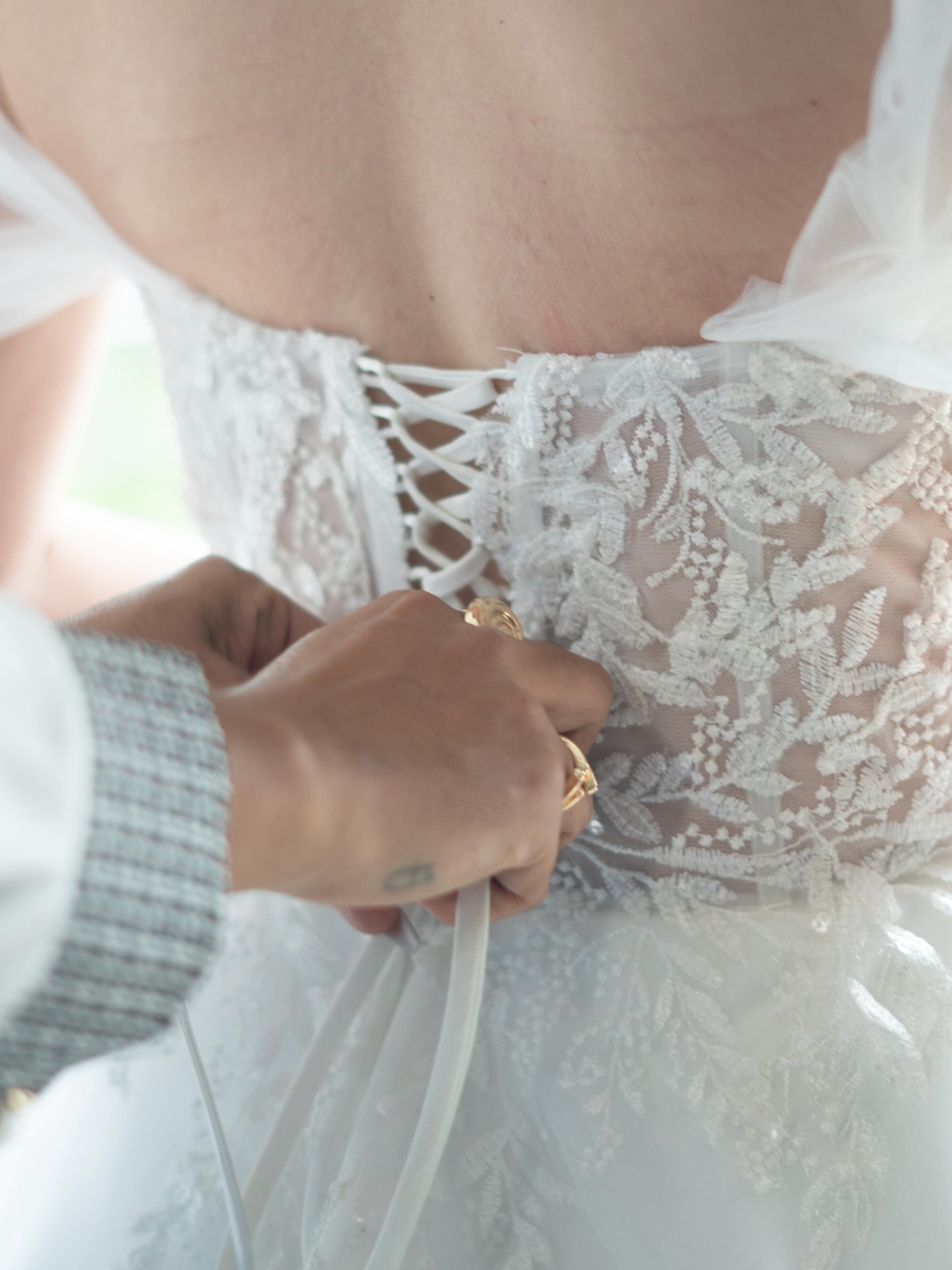 A nuestras novias 2025:
A todas las novias que confiaron en Neufeld Novias este año: gracias, de corazón. 🤍
Cada una de ustedes fue una parte fundamental de nuestra historia y de este camino que hemos recorrido con tanta entrega e ilusión.
Cuando empiezas un negocio, realmente sueñas con los buenos días: con las sonrisas, los logros y los momentos bonitos. No sueñas con las decisiones difíciles, las horas extra en la tienda, los errores ni las dudas que aparecen en el camino. Sin embargo, todo eso también forma parte de construir algo real y hacerlo crecer. Entre lágrimas y risas, estamos construyendo algo que no sabíamos que podía existir hasta que lo intentamos, a nuestro ritmo, aprendiendo de nuestros errores, escuchando a cada novia, transformándonos en el camino, y poniendo todo lo que hacemos en las manos De Dios, El que nos mantiene de pie. Fe es la base de esta casa.
Ser un negocio pequeño es increíble, las pérdidas se sienten como una pérdida familiar y los logros, como un pastel que quieres comerte en pequeños bocados para que no se acabe.
Este proyecto no es solo un trabajo para nosotros; es un sueño que estamos construyendo con esfuerzo, sacrificios y poniendo todo lo que tenemos como familia y como equipo. Por esa razón, cada novia ha sido tan especial para nosotros.
Recibirlas, escucharlas, conocerlas y luego verlas vestidas de blanco fue Todo un sueño.✨
Y no se imaginan the happy dance que hicimos cuando alguna de ustedes volvió por ese vestido o cuando nos enviaron sus fotos de boda para compartir. Sí, esos momentos nos llenan de muchísima ilusión y nos recuerdan por qué hacemos lo que hacemos. Y estamos agradecidos que el cielo estuvo a nuestro favor hasta el día de hoy.
Gracias por confiar, por creer y por permitirnos ser parte de uno de los momentos más importantes de sus vidas. Esa confianza es algo que nunca daremos por sentado.
Hoy seguimos aquí, transformándonos, aprendiendo y creciendo. Estamos trabajando para ofrecerles un mejor servicio, una mejor experiencia y una versión aún más fuerte de Neufeld Novias rumbo al 2026 y más allá.
Gracias por acompañarnos en este capítulo. Lo mejor está por venir. ✨
The Neufeld Novias Family 💕