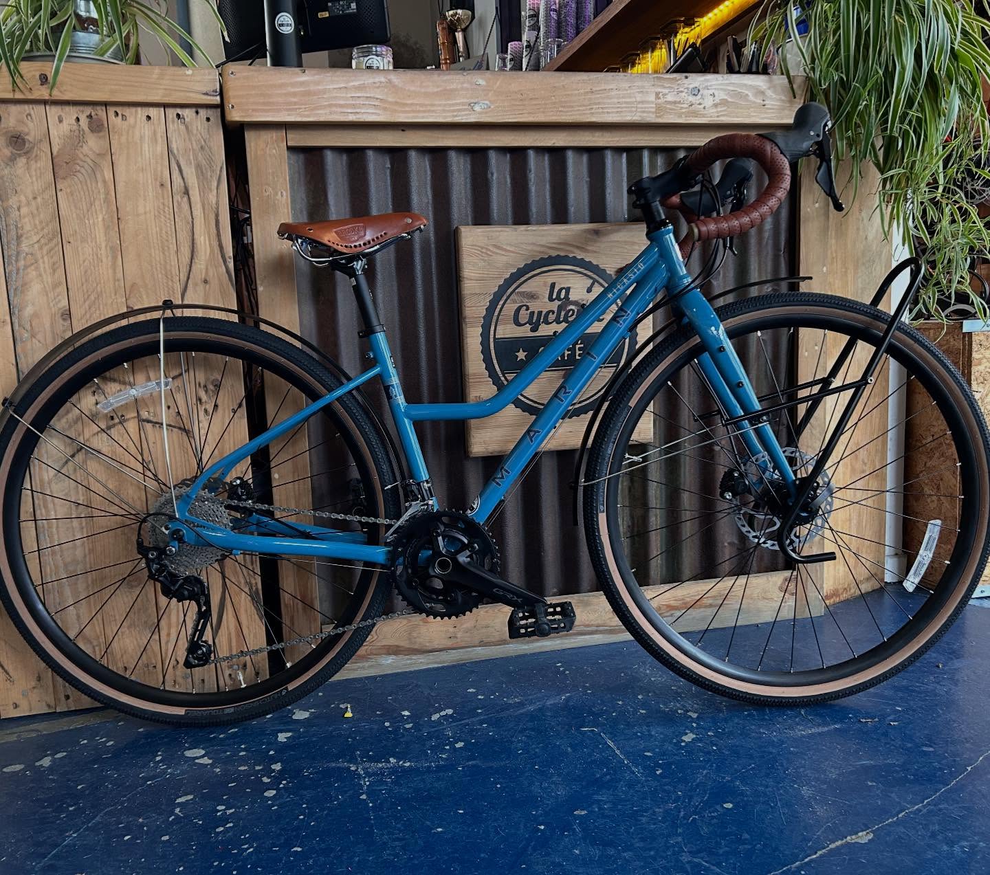 LA CLASSE ! 🤩
Après avoir bichonné le @konabikesfr Sutra de monsieur avec une belle upgrade en GRX sur le vélo, c’est au tour de madame de prendre en mains son Marin Nicasio ST remonté avec des jolies pièces de choix, sélectionnées ensemble.
Passage d’une transmission Shimano Claris 8v à freins à câbles, à un groupe complet GRX 2x10v à freins hydrauliques, montage d’un porte bagage avant Tubus Tara, de garde boues aluminium anodisés noirs Stronglight, une selle Brooks en cuir pour les longs trajets, guidoline asssortie, passage en pneus Hutchinson Touareg 40mm pour plus de polyvalence et puis à flancs crème pour assortir avec le reste des composants.
Très heureux du résultat en atelier, et nos clients aussi !
Ici, ce qui est difficile voir impossible sur le papier a été rendu possible grâce a nos connaissances des pièces et notre savoir faire.
Nous avons installé des freins au format FM sur un cadre et une fourche en IS.
Outre l’utilisation d’adaptateurs très rares, nous avons réusiné très légèrement les supports pour rendre le montage possible.
Depuis plus de 8ans maintenant, Philippe et son équipe prend plaisir à vous accueillir, faire votre connaissance pour mieux vous conseiller et vous accompagner vers une pratique du vélo plaisir grâce à la confiance que vous nous accordez.
Merci ! 😇
Confiez nous vos projets les plus fous, on adore ça !