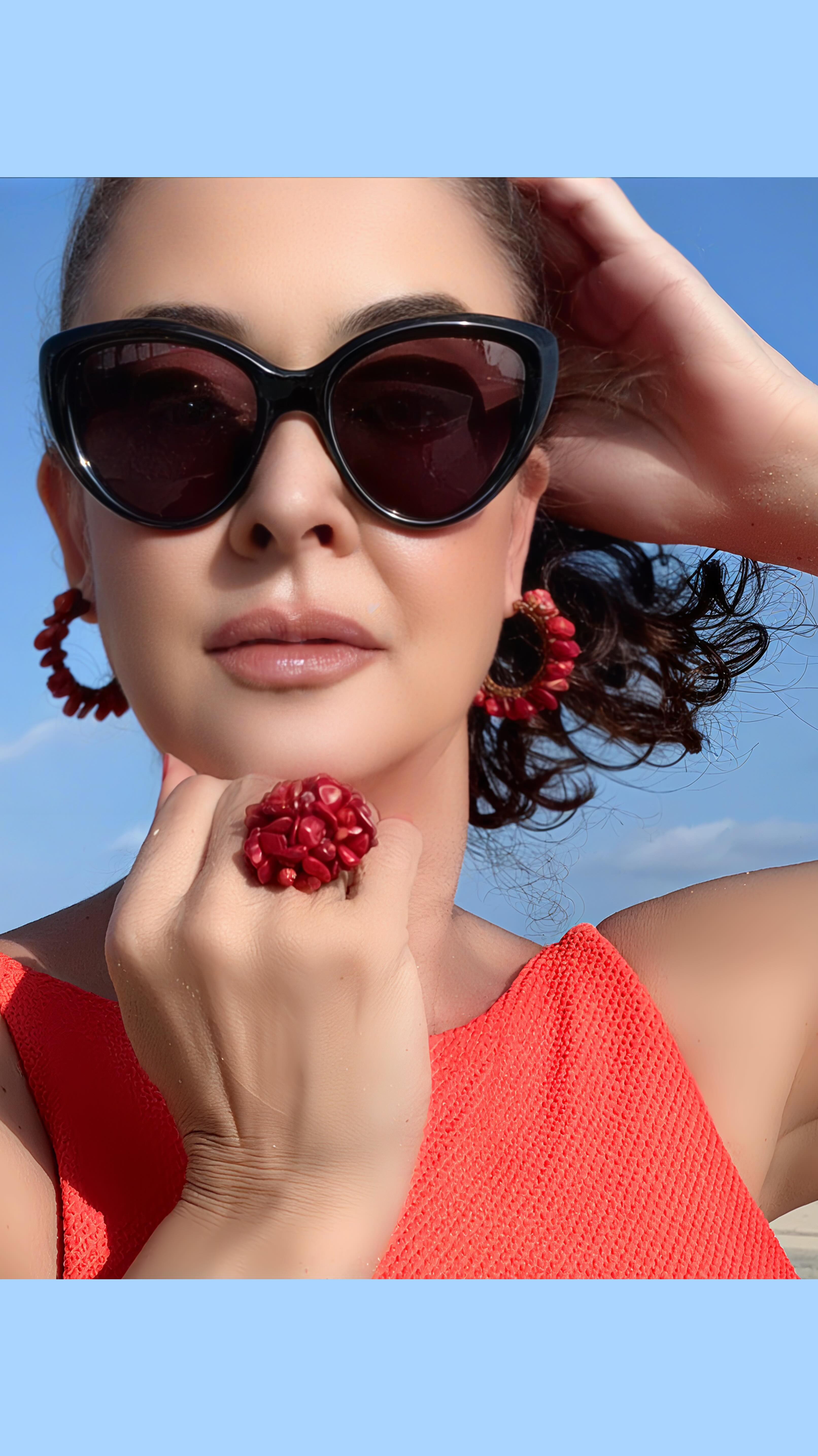 A cor vibrante do anel e brincos em cascalhos de coral vermelho presos no bordado macramê, combinado ao significado espiritual de vitalidade, alegria, paixão e proteção, farão sucesso garantido do seu presente.
Corre pro site que ainda dá tempo ! Aproveite, também, o FRETE GRÁTIS para compra de quaisquer produtos pronta entrega.
#anelcoralvermelho
#brincoscoralvermelho
#elegancianatural
#biojoiasexclusivas