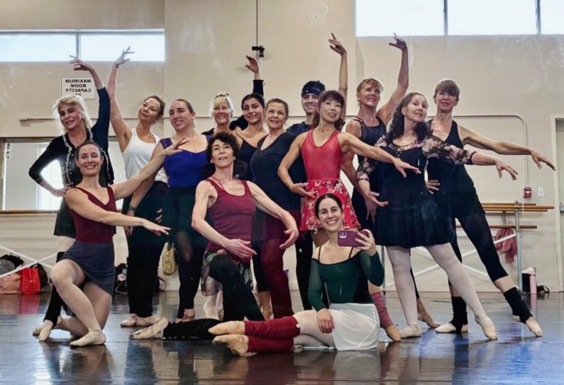 Merry Christmas from the Tuesday Adult Ballet crew! ❤️
#adultballet #ballet #ballerina