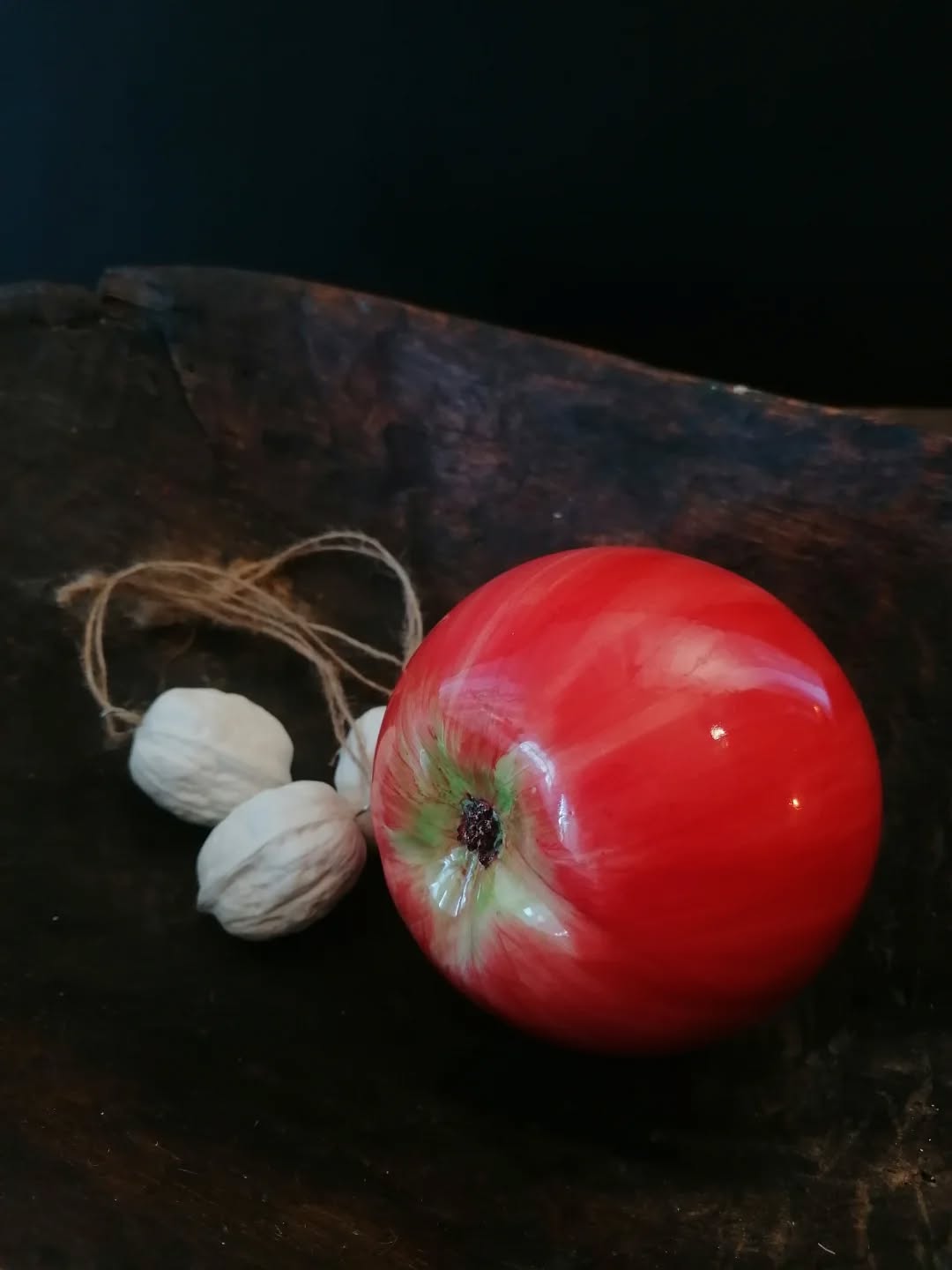 🍎 4 zilele până la Crăciun... Traditional, pomul de Crăciun se împodobea cu mere și nuci adevărate. Abia undeva la sfârșitul secolului al XVI-lea sau începutul secolului al XVII-lea, sticlarul german Hans Greiner, în orășelul Lauscha, a început să realizeze decorațiuni delicate din sticlă suflată manual în forme de fructe și nuci, pentru a înlocui decorațiunile naturale, adesea prea scumpe pentru familiile modeste.
#porcelain #mereșinuci