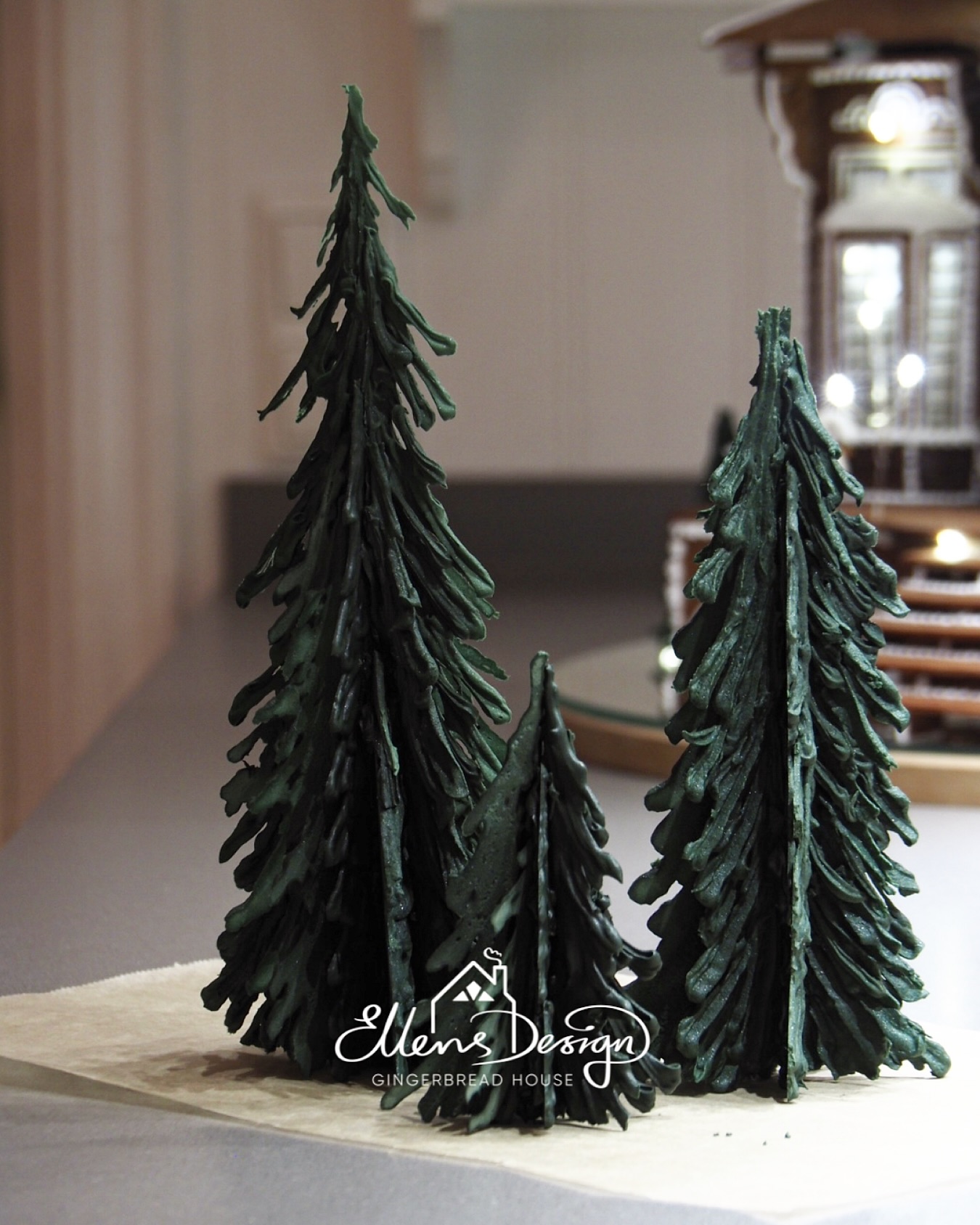 Trying out some trees in a different style. Tall, slightly wild-growing ones felt just right for my gingerbread house this year. Now it’s all about the final little details, and tomorrow I’ll show you the house I’ve been working on this past week (…or weeks) ✨🌲🤎
#gingerbreadhouse #details #eatable #gingerbread #icing #royalicing #tree #christmastree #pinus #gran #julgran #pepparkakshus #pepparkakshuset #pepparkakshuset2025 #creative #arkitekt #design