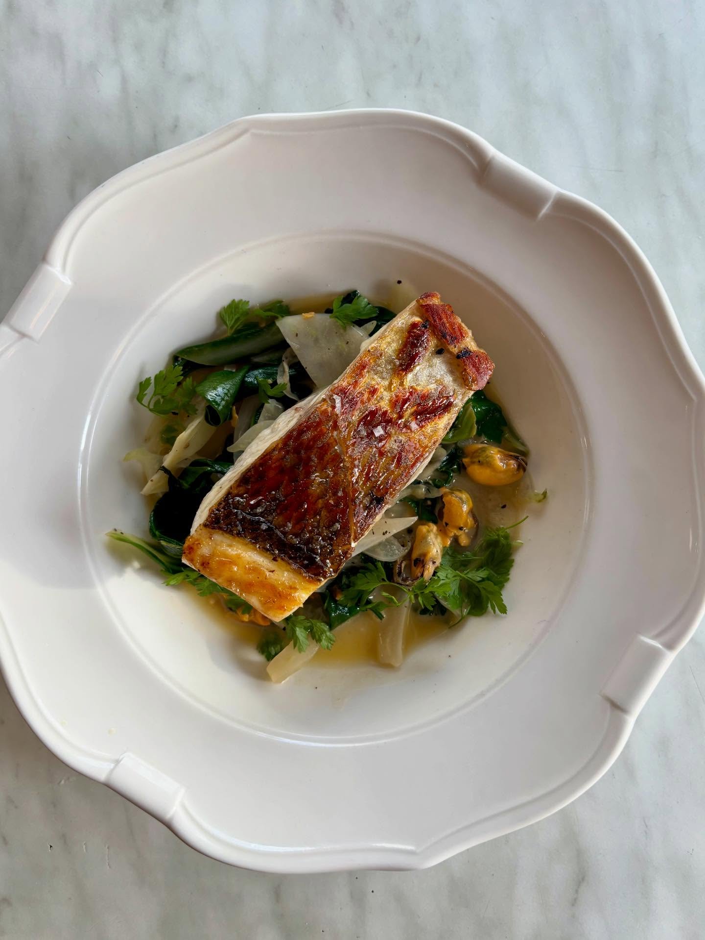 Filet de bar sauvage, moules dans leur bouillon, blettes, fenouil.