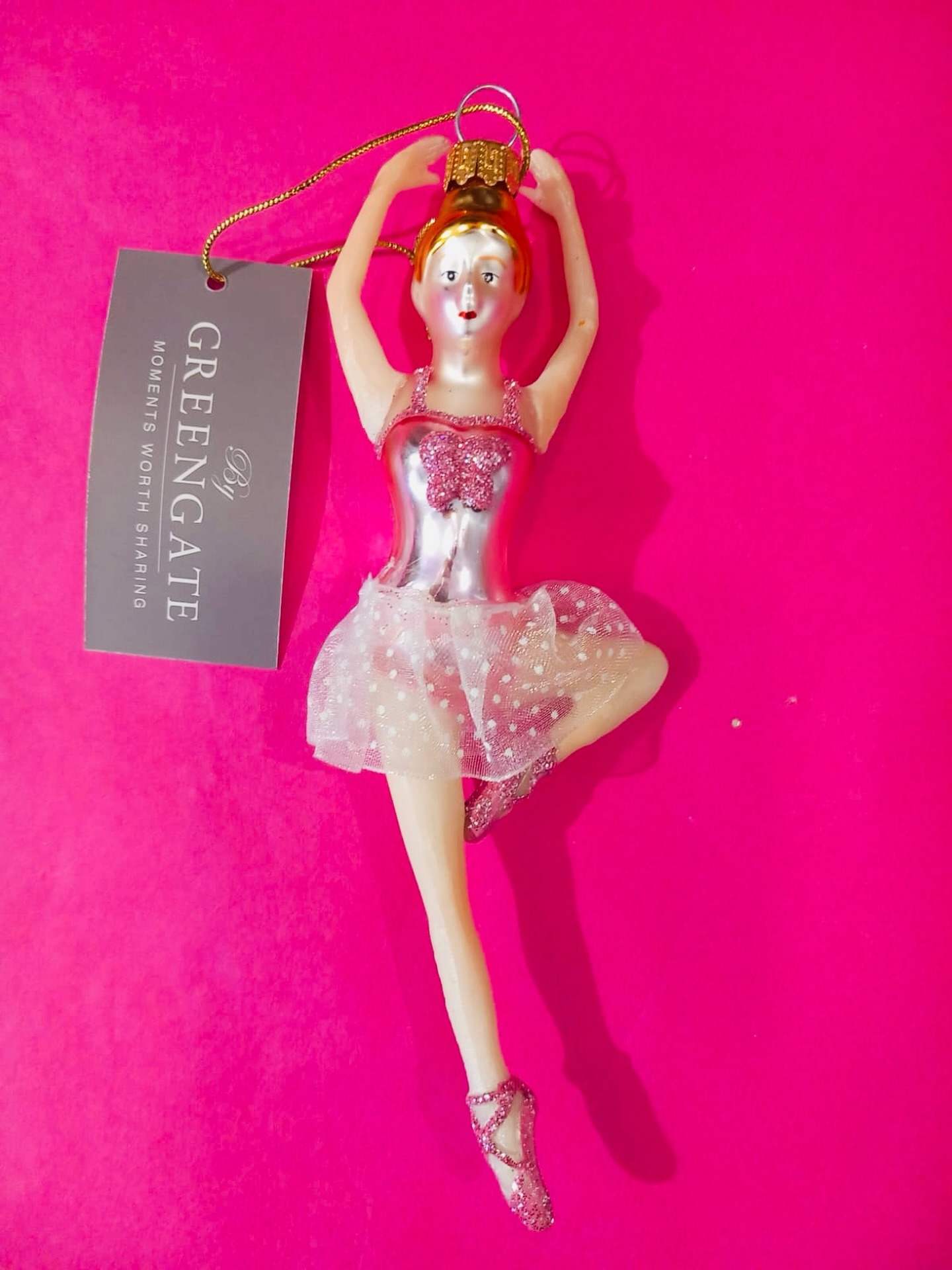 Graceful Moments ✨
Diese bezaubernde Ballerina bringt pure Eleganz an deinen Weihnachtsbaum! Mit ihrem glitzerndem Tutu und den zarten rosafarbenen Details ist sie einfach zum Verlieben.
Bei uns findest du noch viele weitere besondere Anhänger, die deinem Baum das gewisse Etwas verleihen. Schau vorbei und sichere dir deine Lieblingsstücke – nur noch wenige Tage bis Weihnachten! 🎄💕
📍 Bergstraße 26, Worpswede
🕐 Mo-So 11-18 Uhr
🎄 Heiligabend 11-14 Uhr
#paulineworpswede #worpswede #bremen #weihnachtsdeko #christmasshopping supportlocal