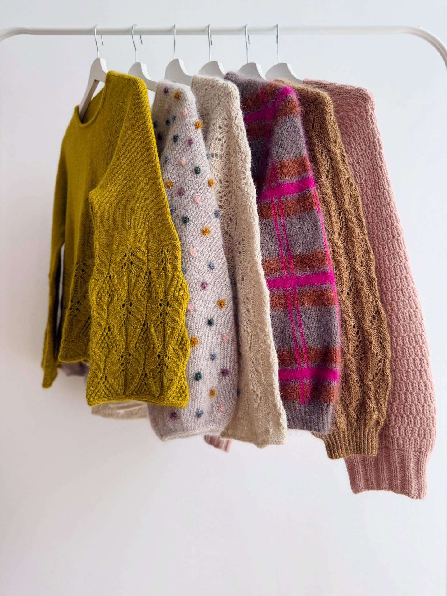 Colorful sleeve inspiration on a hectic Saturday shortly before Christmas 🥰
.
.
.
Patterns by me and available in several languages on my website and Ravelry ☺️☀️
.
Advertising
.
#knitting #knittinglove #knittingaddict #knitknitknit #nevernotknitting