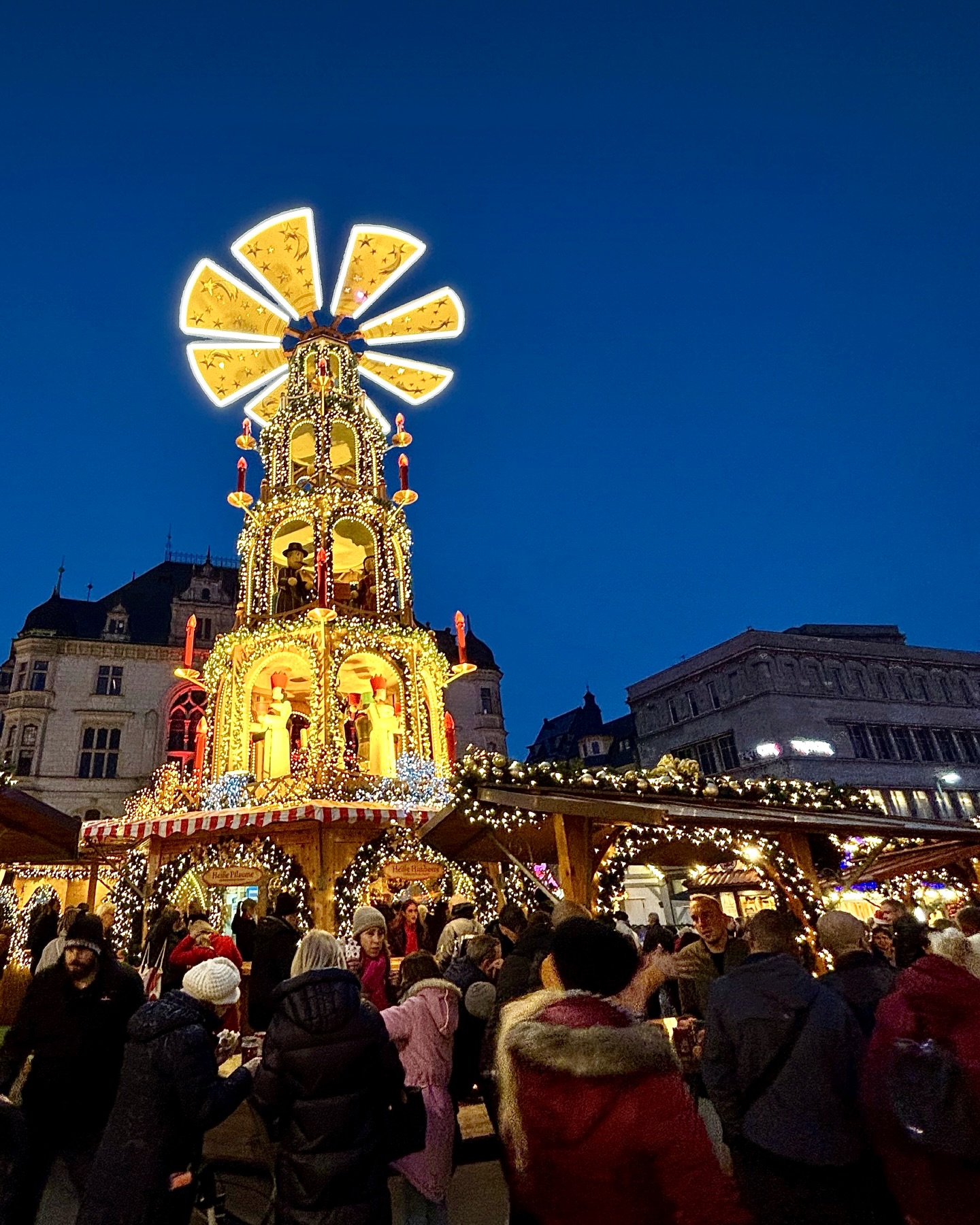 𝗕𝗲𝘃𝗼𝗿 𝗲𝘀 𝘄𝗶𝗲𝗱𝗲𝗿 𝗲𝗿𝗻𝘀𝘁 𝘄𝗶𝗿𝗱: 𝗪𝗲𝗶𝗵𝗻𝗮𝗰𝗵𝘁𝗲𝗻.
Das politische Jahr ist für mich durch. Die letzten Termine sind erledigt, der Haushalt ist beschlossen. Jetzt heißt es kurz durchatmen und Kraft tanken für 2026.
Denn die kommunalen Aufgaben werden nicht kleiner. Und im September steht eine richtungsweisende Landtagswahl vor der Tür.