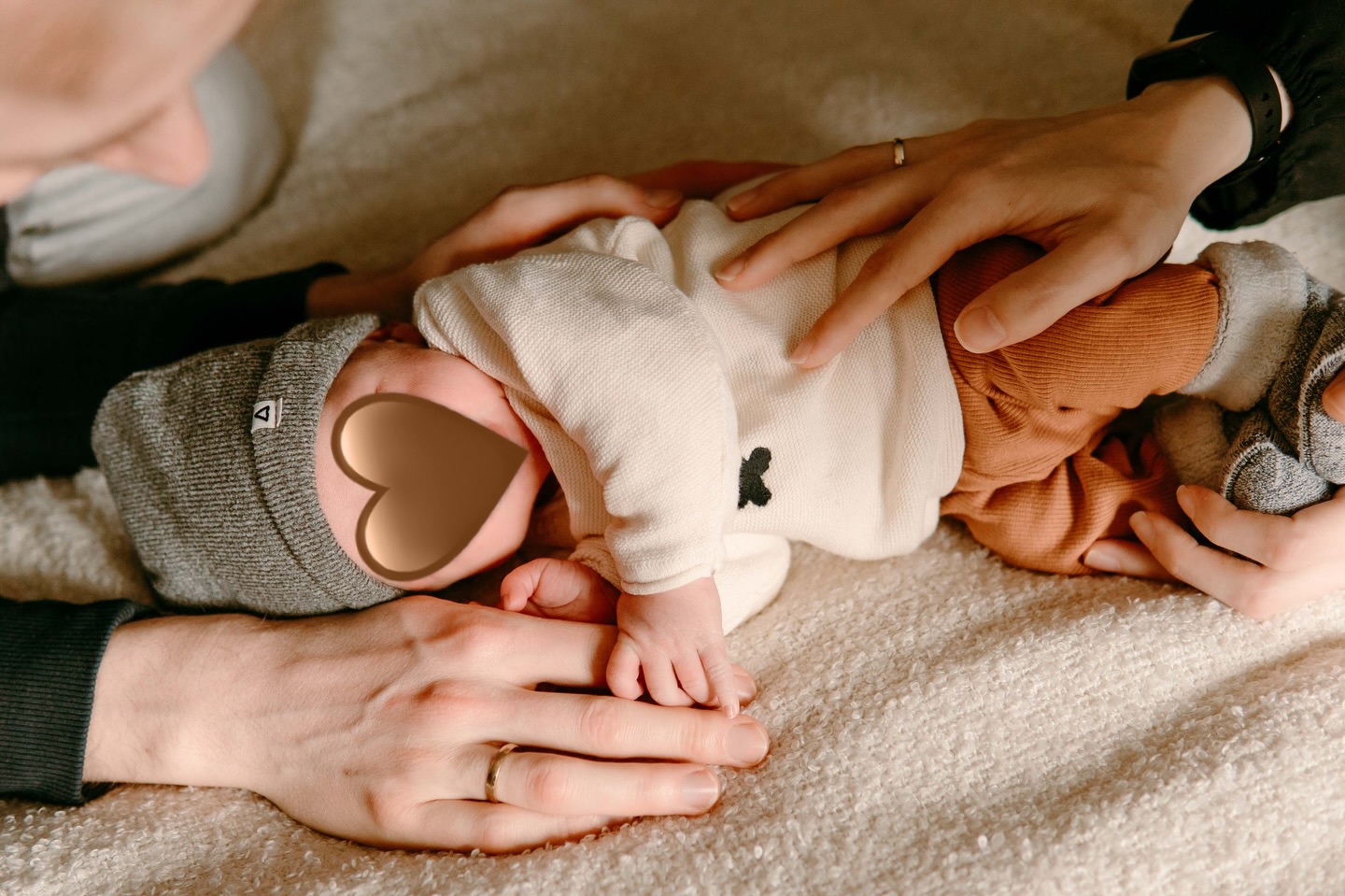 Twee handen.
Veiligheid. Warmte. Vertrouwen.
Kleine vingertjes die zich vastklampen,
en een wereld die even stil lijkt te staan.
Alles wat nodig is, is hier.
Samen. Thuis. Voor altijd in herinnering.