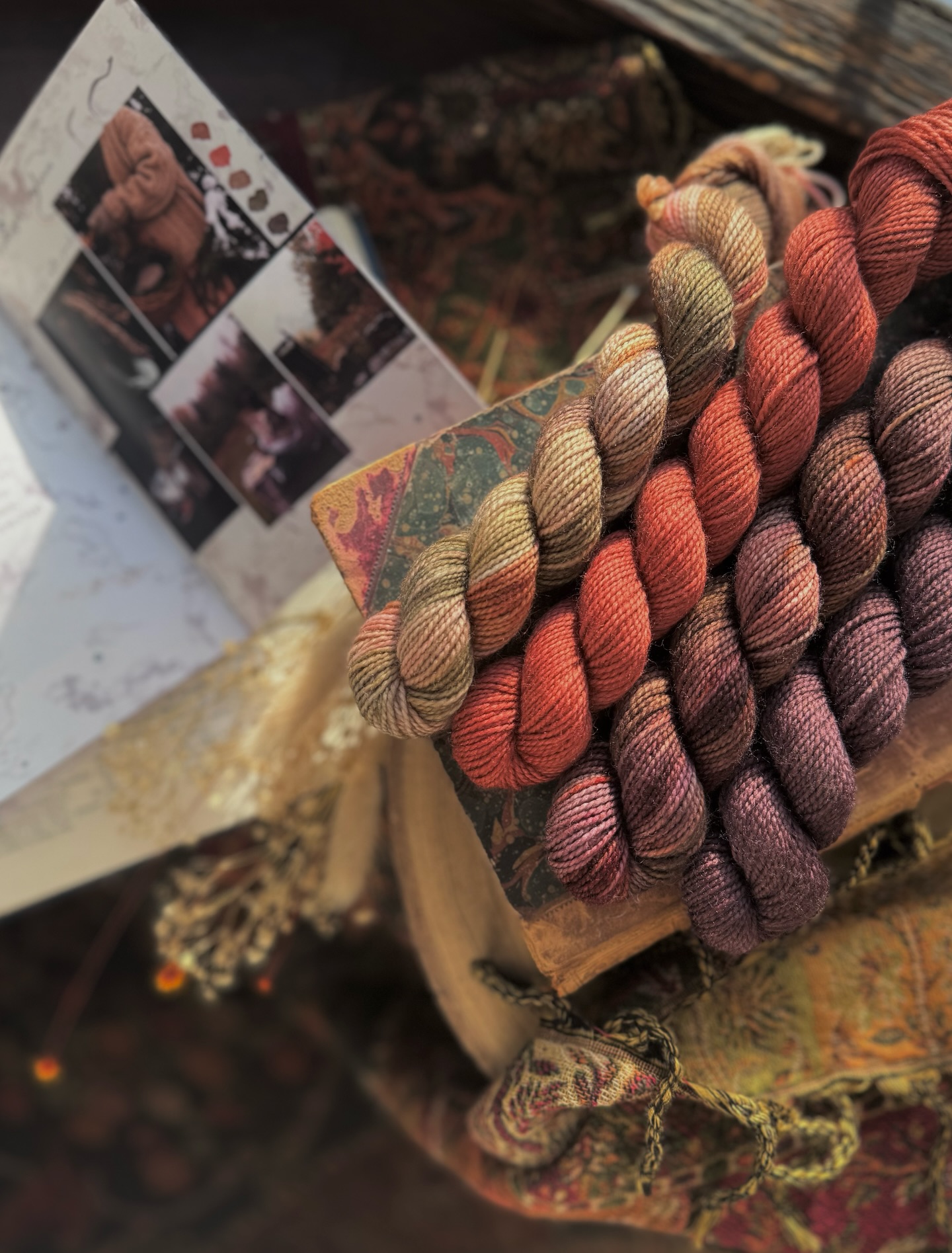 Advent minis day 13-16 🖤 inspired by a morning on the porch 🌲✨
These lighter warm colours are leading us towards the end of the rich warm tones of the previous moodboards and into the next four colourways for a little fresh burst! Off to the countryside we go! 🪿🌲