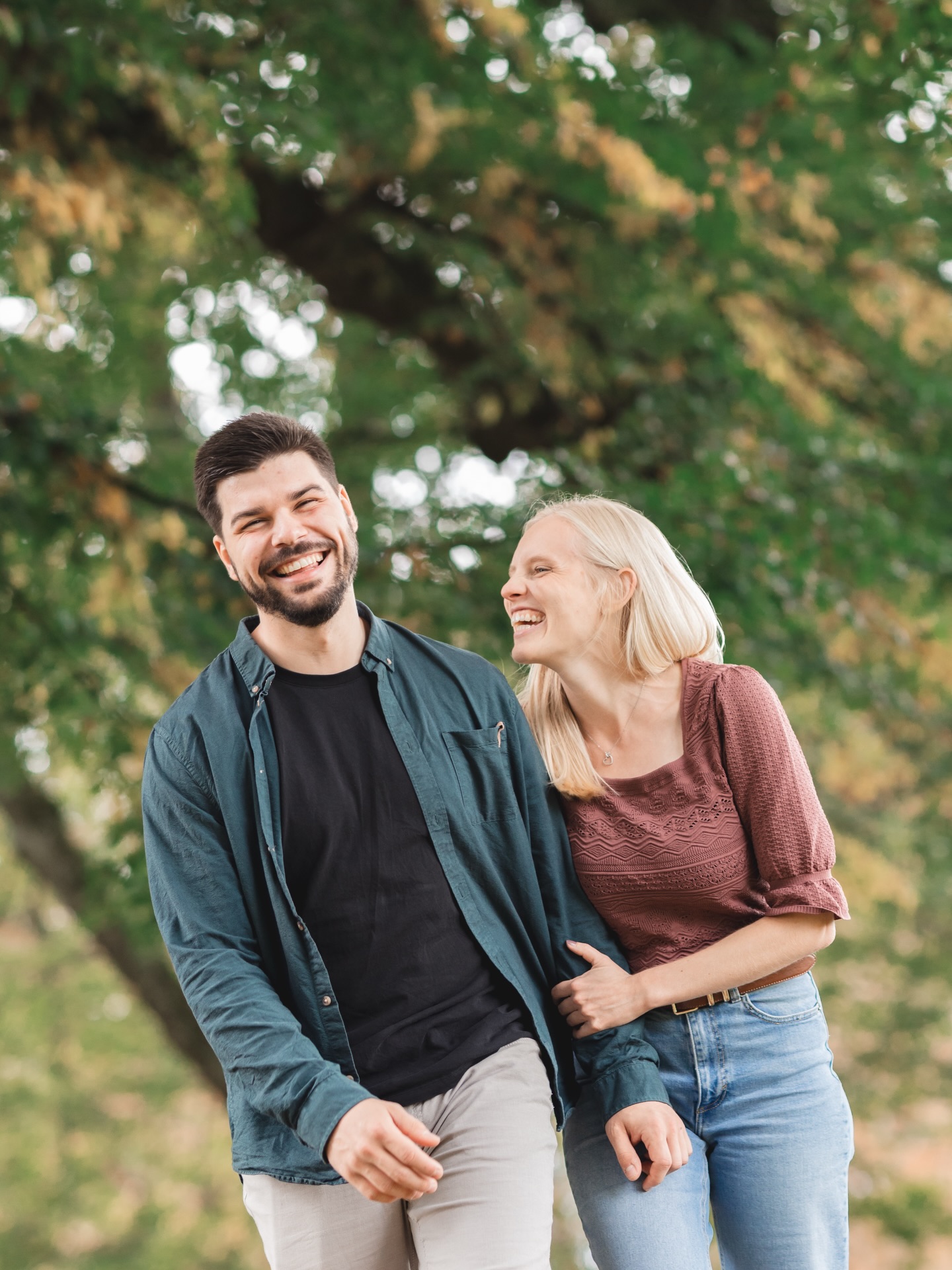 Kennenlern-Shooting mit Viviane & Lucien
auf dem Heitern in Zofingen 🍂
Zwei junge, verliebte Menschen, herbstliche Stimmung und ganz viel Vorfreude auf das, was kommt. Die beiden stecken mitten in den Hochzeitsvorbereitungen für 2026 – und man merkt sofort, wie gut sie zusammenpassen. Viel Lachen, Nähe und dieses entspannte Miteinander, das man nicht stellen kann.
Solche Kennenlern-Shootings sind perfekt, um vor der Hochzeit schon mal anzukommen, sich an die Kamera zu gewöhnen und einfach Zeit miteinander zu haben. Oft auch als Gutschein oder Geschenk – gerade jetzt Richtung Weihnachten eine richtig schöne Idee.
Viviane & Lucien: danke euch für das Vertrauen. Ich freue mich riesig, euch auf dem Weg zu eurer Hochzeit 2026 begleiten zu dürfen 🤍
#kennenlernshooting #engagementshooting #hochzeit2026 #verlobt #lovestory
@vivi_maurer @lumi1998