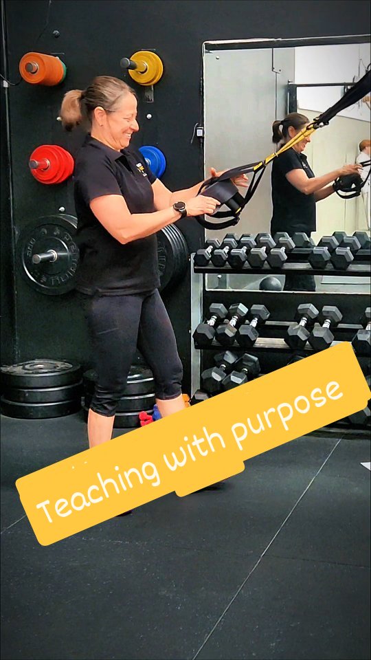 💛🖤 Teaching, to me, is much more than correcting technique.
It’s being there. Walking alongside the student, listening when needed, supporting when things feel heavy, and strengthening confidence when it’s missing.
🤼♀️ At Hardcore 45, I want everyone to feel like they belong.
To walk in and think, “this is my fitness space, my place.”
A safe environment to move, grow, make mistakes, learn, and evolve, inside and out.
🏋♂️ Movement goes far beyond training.
It helps with physical pain, self-esteem, and the way people live their everyday lives.
More than body shape or aesthetics, it’s about well-being, quality of life, and confidence.
🙏🙏I’m deeply grateful for the trust of every student who is part of this family.
And I ask God to keep guiding me, giving me wisdom and clarity to teach, so I can continue making a difference in people’s lives through movement and presence.💪💪