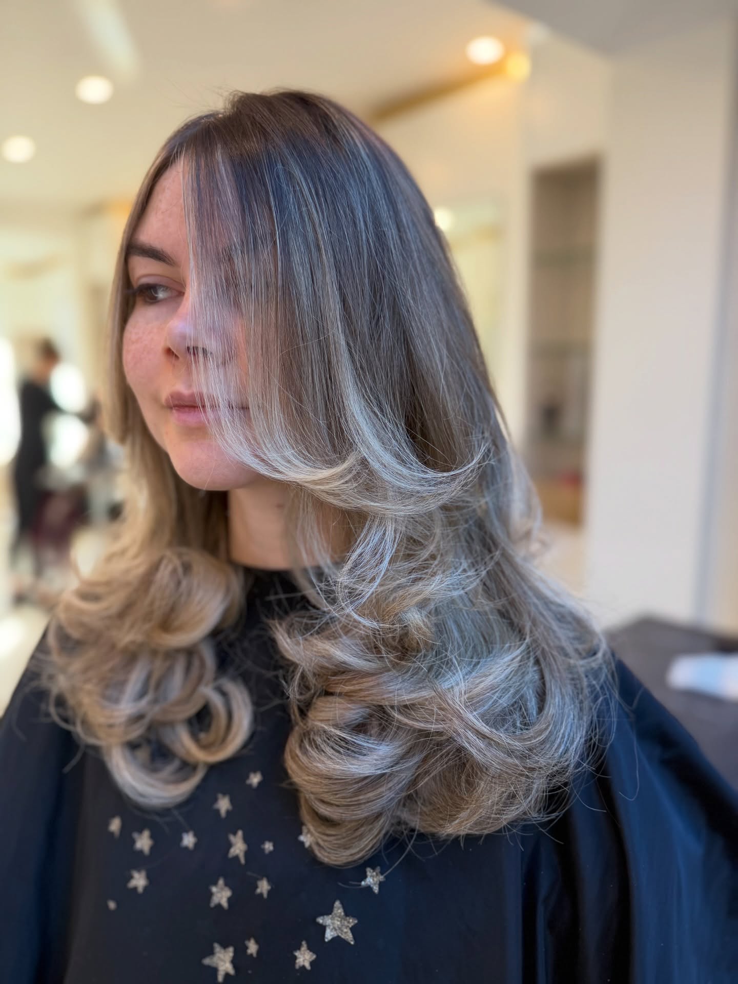 brightened up chloe’s balayage just in time for christmas!! i left chloe’s root for a seamless grow out, whilst still keeping the ends super bright and blonde 🫶🏼
🌟complimentary colour + extensions consultations are available this week! consultations are required for new clients 48 hours prior to colour appointment🌟
service 🤩 full head balayage, toner, cut + blow dry 🤩
💰 £160
based 📍- @gallagherandwashington 27 Dovedale Road, L18 5EP
📱enquiries - contact button + DM
📱book - link on profile
products used -
@lorealpro @lorealuki @loreal @lorealpro_education_uki @rosieoconnorprohair
@salonsdirect @sallyserskineliverpool
@beautylaunchpad
@hairdressersjournel
i don’t edit my pictures 📸
~
#hairbylucyansboro
@beautylaunchpad hairdressersjournal lorealcolourspecialist liverpool #liverpoolhair colourspecialist blondespecialist #balayagespecialist liverpoolhairspecialist #liverpoolbalayage bohoblondetechnique iambohoblonde transformationtechnique #balayagetransformation blondetransformation hairtransformation