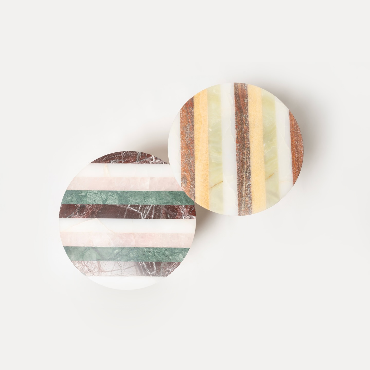 FRIDA, dans toutes ses variations.
Déclinée en table basse, gigogne, d’appoint, chevet ou dinatoire,
Frida s’adapte à chaque espace et à chaque usage.
Disponible en toutes tailles et dans une infinité de combinaisons de pierres naturelles.
Une pièce sculpturale, pensée comme un jeu de lignes et de matières, où chaque version devient unique.
Parce que chez Studio Gaïa, le design est avant tout une histoire de liberté et de sur-mesure.