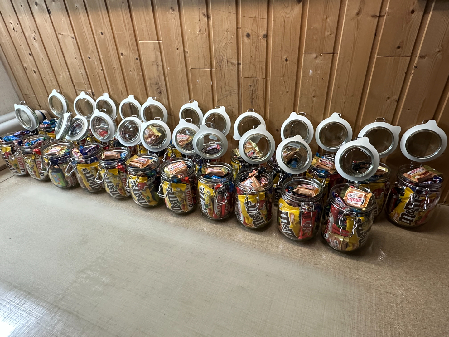 Mit Liebe gepackt, mit Zucker gefüllt 🍬❤️
Heute ging ein kleines, süßes Dankeschön an unsere großartigen Mitarbeiter und Partner auf die Reise.
#teamhalteverbot #dankbarkeit #teamwork #wertschätzung #mitarbeiter #partner #teamwork #sweetthanks #kleinesdankeschön #zusammenstark