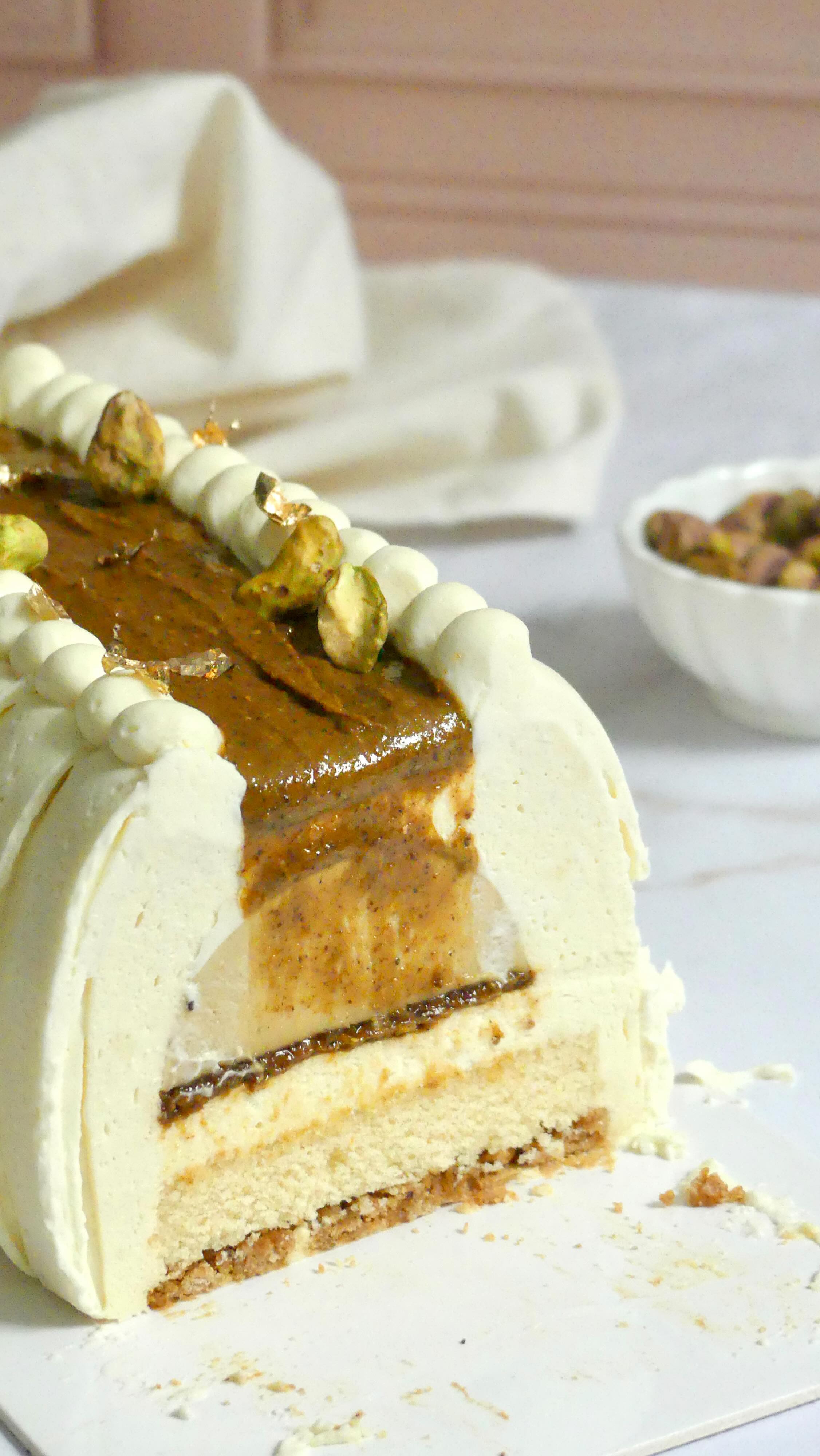 Ma Bûche création pour Noël, Nougat Pistache 🎄
Une bûche que j’ai imaginé autour de deux saveurs que j’adore : le nougat, doux et réconfortant et la pistache bien intense.
Des textures qui se superposent, du croustillant, du fondant, de la mousse et surtout une coupe qui révèle tout le travail à l’intérieur 🎅
Une création de Noël gourmande, équilibrée,
pensée pour finir le repas en douceur sur une note sucrée ✨
Elle est composée :
- Croustillant pistache
- Biscuit madeleine au miel
- Praliné pistache
- Crémeux pistache
- Mousse au miel
- Crémeux au miel
~
#gourmandise #patisserie
#bûchedenoël #pastry #nougat