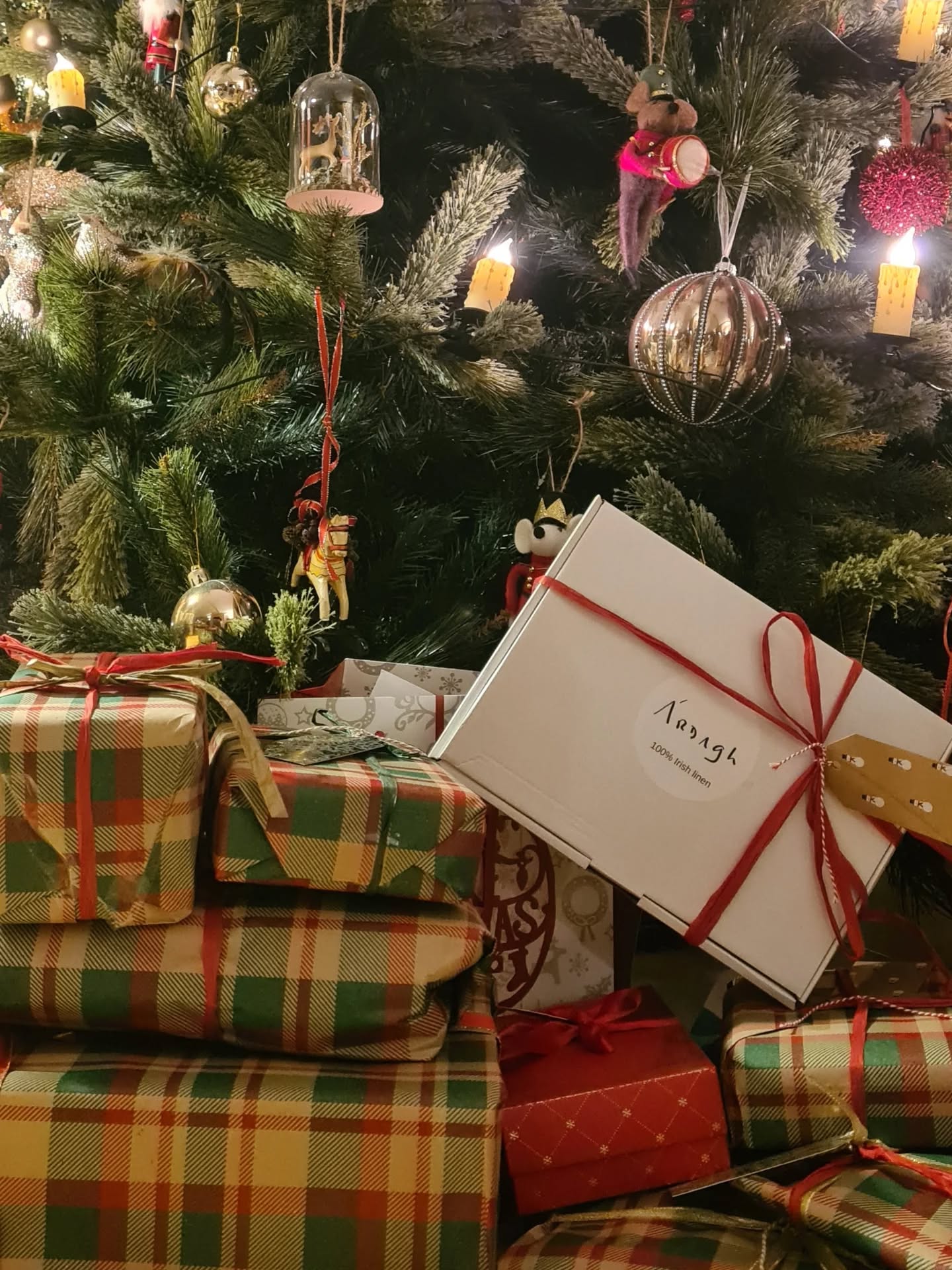 Fabulous napkins wrapped under the tree. Fabulous Christmas surprise to someone.