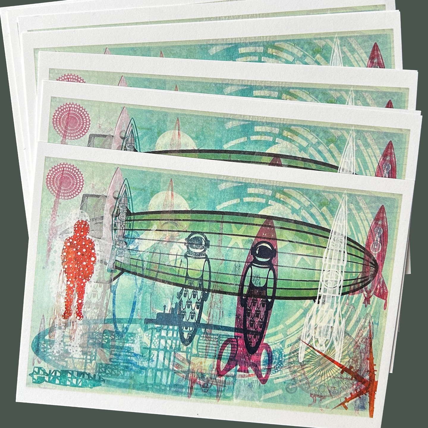 In het voorjaar reageerde ik op een oproep van GRAW om een bijdrage te leveren voor de crowdfundingcampagne. Daar werkte ik met veel plezier aan mee en ik stuurde deze afbeelding van deze royale prent in gemende hoogdruktechnieken in. Hartstikke leuk dat mijn werk werd geselecteerd en deze week ontving ik de set kaarten van andere GRAW-deelnemers, samen met een setje van mijn eigen inzending. Geweldig dat het gelukt is om in 2025 opnieuw een groot Rotterdams Atelierweekend te organiseren. Nog beter: de volgende editie staat al gepland op 19 & 20 september 2026.
#GRAW #RotterdamsAtelierweekend #crowdfunding #kunstenaars #kaartenset #print #atelier #Rotterdam #kunstcommunity