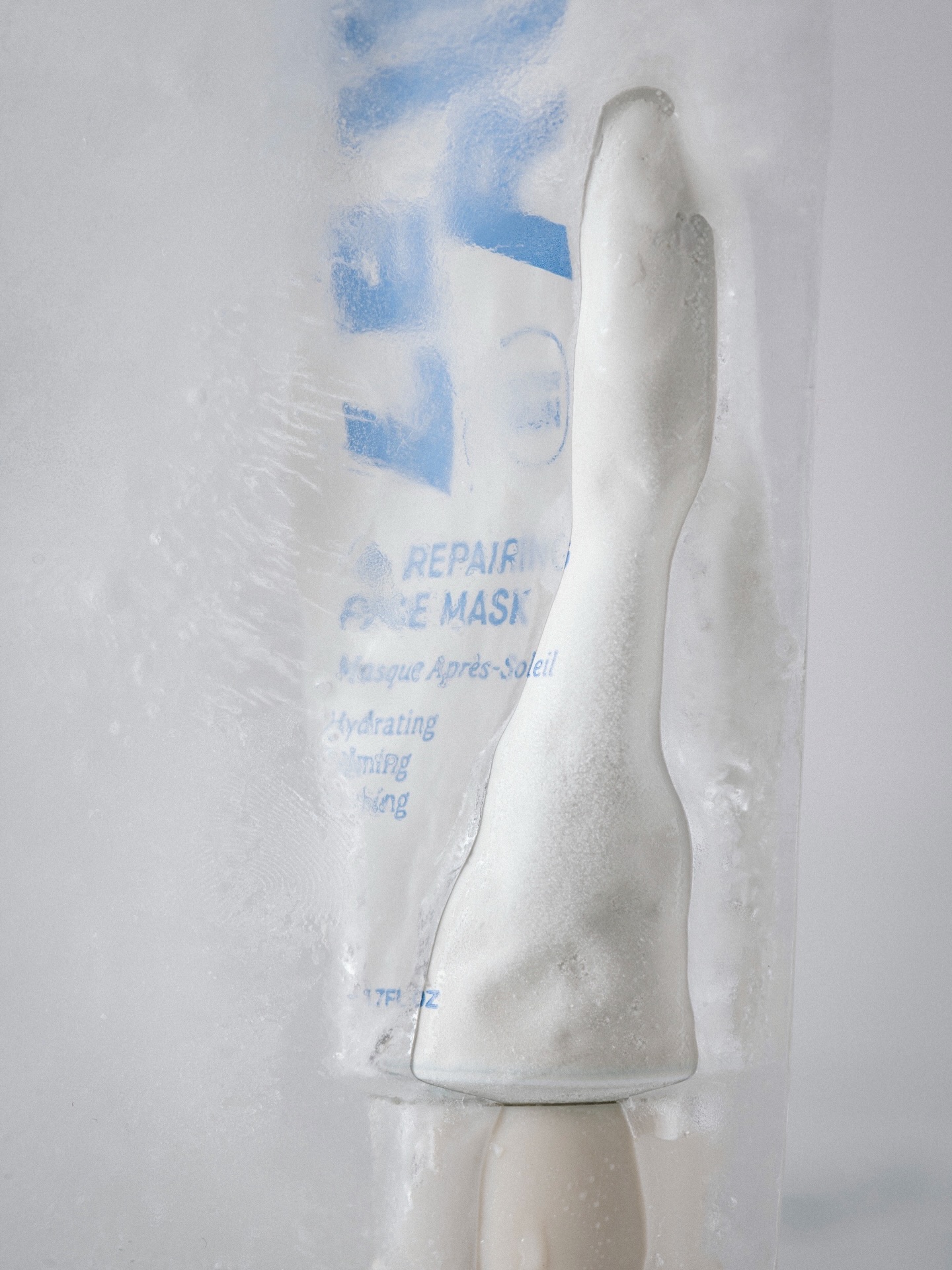 Meet the perfect little thirst quencher for your skin: Repairing Face Mask @lerubsuncare offers regeneration with natural ingredients that deeply moisturize and nourish. Use it after a day in the sun — and thankfully that’s not only in summer — as an after-sun treatment or whenever your skin feels dry, irritated or depleted.
High-quality ingredients have been carefully selected: Hyaluronic acid provides intense hydration and plumps the skin. Aloe vera, shea butter, and tomato peel soothe, grape seed oil and cucumber help reduce the appearance of wrinkles. Packed with antioxidants and rich in vitamin C, these proven ingredients protect against free radicals and oxidative damage caused by environmental factors such as UV rays and pollutants. Combined with zinc oxide, they have an anti-inflammatory effect, cool the skin, and reduce redness and tightness.
I love it as a face mask or an overnight treatment. Mixed with the Detox Oil from @niniorganics and/or the Mānuka Honey Mask from @activistmanuka it’s a wonderful spot treatment for pimples. Have you already tried it?
.
.
.
#lerubsuncare #thirstquencher #naturalskincare #repairingmask #kehoni