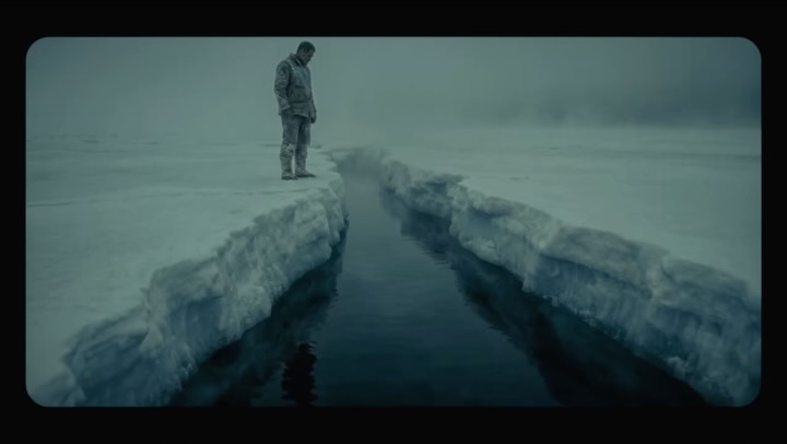 A long walk. A landscape that refuses noise.
Svalbarði was harvested from fresh icebergs around Svalbard, 1000 km from the North Pole.