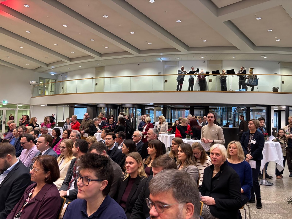 💪🏻 Geschafft - der Haushalt 2026 ist verabschiedet und Ministerpräsident Hendrik Wüst hat gehalten, was er angekündigt hat:
🏛️ Dieser Haushalt ermöglicht Zukunft für die Kinder und deren Familien in unserem Land, denn Kinder und Bildung haben oberste Priorität. 🧑🧑🧒🧒 Es war mir eine große Freude im Sinne unserer Kinder und Enkelkinder zustimmen zu dürfen.
🗳️ Die NRW-Parlamentarier haben zudem dafür gestimmt, dass das Wahlalter für die kommenden Landtagswahlen ab dem 16. Lebensjahr gilt - ein deutliches Zeichen, dass wir auf mehr Teilhabe bei demokratischen Entscheidungen setzen.
🎄 In ein paar Tagen feiern wir Weihnachten und es bleibt zu hoffen, dass es ein friedvolles Weihnachtsfest wird mit viel Fröhlichkeit und Zuversicht für uns alle! Die Abschluss-Andacht im NRW Landtag hat uns auf ein besinnliches Fest eingestimmt.
P.S.: Den Schoko-Nikolaus gab es diese Woche im Landtag - mit Mitra ! 🎅🏻🍫
#landtagnrw #anettebunse #gladbeck #bottrop #weihnachten2025