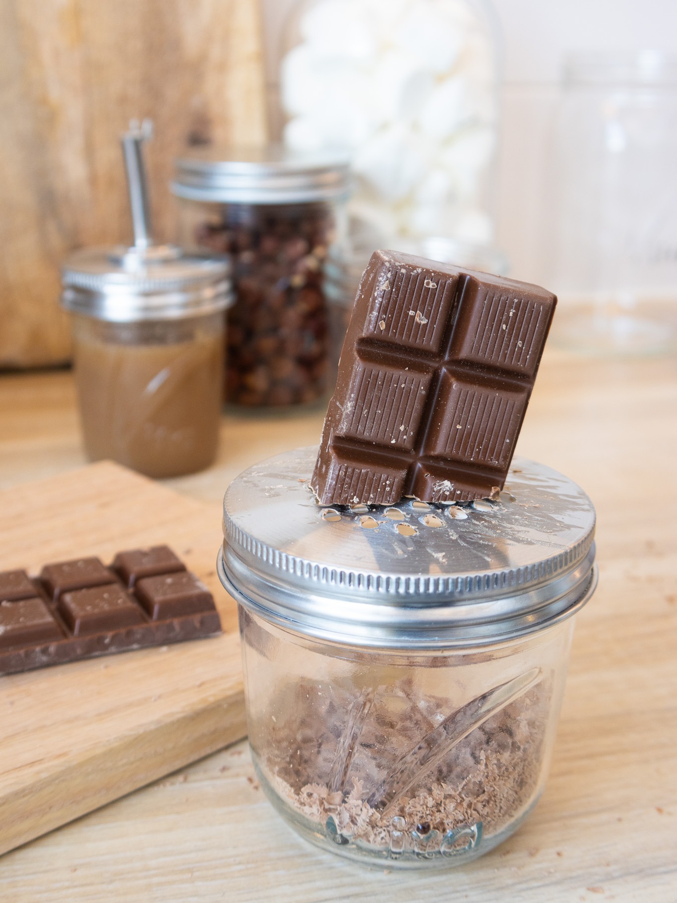 Wat is er lekkerder dan warme chocomel met slagroom in de wintermaanden...?
Warme chocomel met slagroom, marshmallows, hazelnootsiroop en geraspte chocolade. Niet zo gezond voor je lichaam, maar wel voor je ziel.
#vita #mealprep #masonjars #foodpreserving #conserveren #voorraad #bewaren #voorraadkast #voedsel #voedselbewaren #opzetstukken #keuken #keukenaccessoires #kitchengoals #pressurecanning #canning #pantry #organise #kitchen #attachements #lifestyle #inspiration #pantrygoals #pantries
