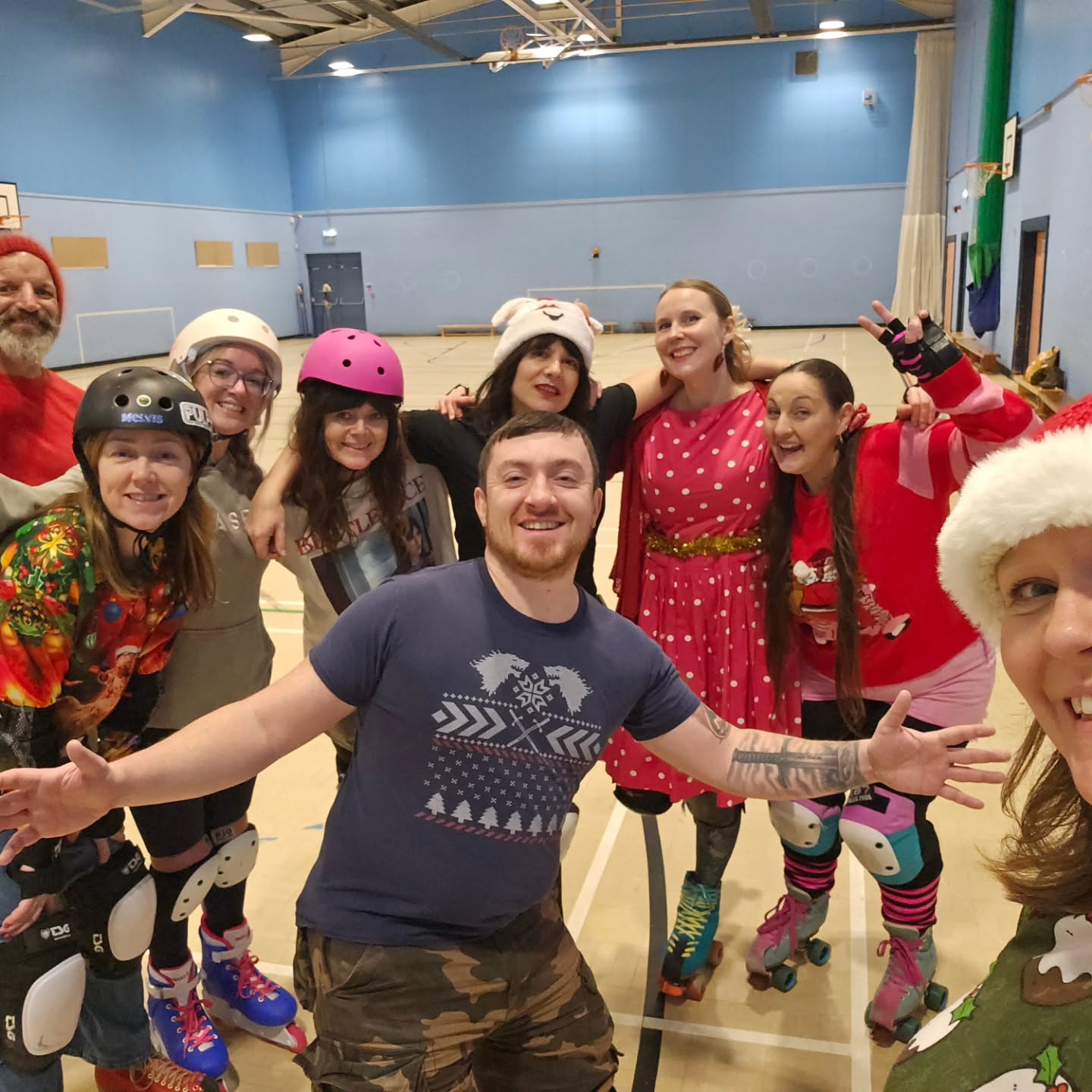 Tonight was a lovely little Christmas party pootle.
It was lush to just mooch about at our own pace and have a well deserved chitty chat!
The little red ball made an appearance and music was playing. It was most pleasant.
Lush to have some strangers back with us this evening (you've been sorely missed, guys!)
Special thank you to @swanseastreetskate for providing the tunes!
Wishing you all a lovely Christmas and a happy and healthy 2006!
See you all in the new year for a beasting! 💪💪
Big love ❤️
I love Thursdays ❤️
#skatefitness #fitnesscanbefun #swansea #sweatyeyebrows #cardio #endurance #ilovethursdays #literallydead #skating