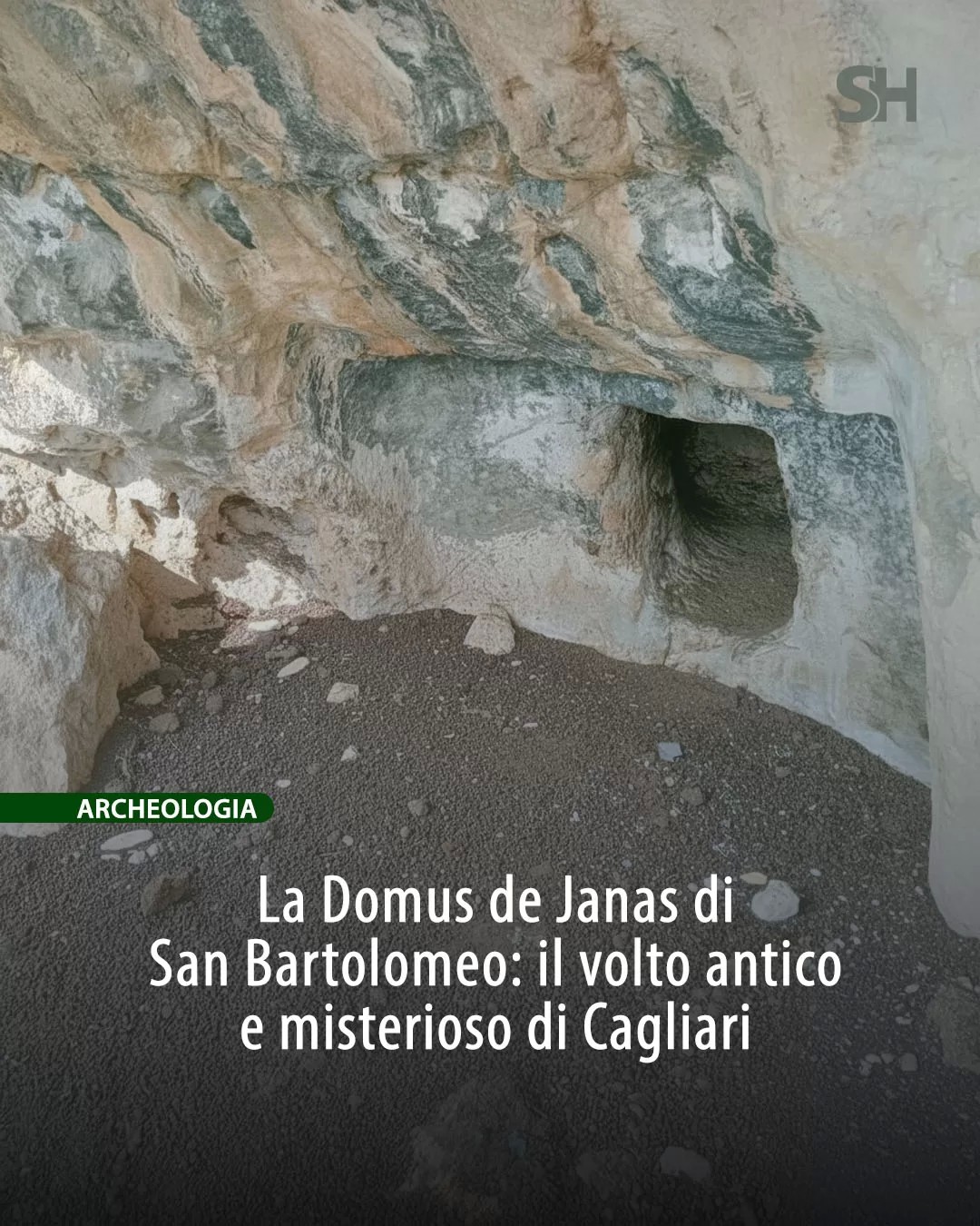 🪨 Scolpita nella roccia di Capo Sant’Elia, la Grotta di San Bartolomeo racconta una pagina poco nota della preistoria cagliaritana. Tra frane, scavi ottocenteschi e indizi sparsi nel terreno, qui sono emersi frammenti di vasi, punte di lancia, resti animali e tracce di antiche capanne: tasselli di una storia che va dal Neolitico all’età nuragica, passando per la misteriosa cultura di Monte Claro. 🌊 Accanto alla grotta, la Domus de Janas ancora visibile custodisce il silenzio di un passato in parte perduto, mentre gli archeologi cercano di ricostruire l’abitato che un tempo dialogava con il mare di Marina Piccola e il colle di Sant’Elia.
Una vicenda fatta di scoperte, scomparse e domande ancora aperte, che ridisegna le origini più remote di Cagliari. La storia continua nell’articolo di @medinolasss su SHmag.it: leggila per entrare nel cuore nascosto di San Bartolomeo 🔍📖 🪨 Scolpita nella roccia di Capo Sant’Elia, la Grotta di San Bartolomeo racconta una pagina poco nota della preistoria cagliaritana. Tra frane, scavi ottocenteschi e indizi sparsi nel terreno, qui sono emersi frammenti di vasi, punte di lancia, resti animali e tracce di antiche capanne: tasselli di una storia che va dal Neolitico all’età nuragica, passando per la misteriosa cultura di Monte Claro. 🌊 Accanto alla grotta, la Domus de Janas ancora visibile custodisce il silenzio di un passato in parte perduto, mentre gli archeologi cercano di ricostruire l’abitato che un tempo dialogava con il mare di Marina Piccola e il colle di Sant’Elia.
Una vicenda fatta di scoperte, scomparse e domande ancora aperte, che ridisegna le origini più remote di Cagliari. La storia continua nell’articolo di @medinolasss su SHmag.it: leggila per entrare nel cuore nascosto di San Bartolomeo 🔍📖