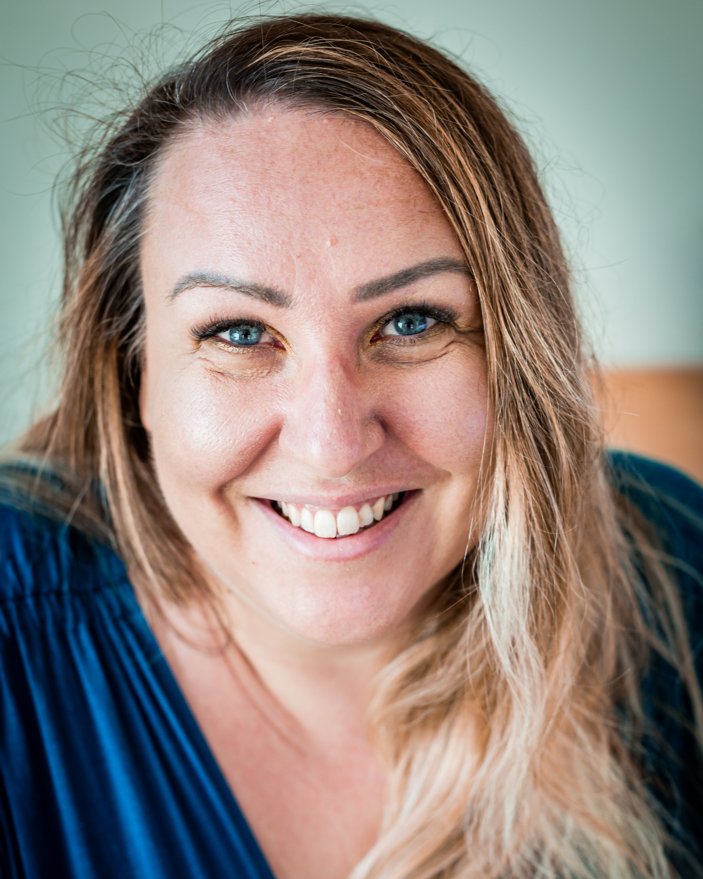 C'est difficile de lâcher ce qu'on sait faire de mieux.
Pendant 15 ans, j'ai été Directrice Artistique.
Créer des identités visuelles, organiser des événements, polir des brandings, ... c'est mon ADN. C'est viscéral.
J'ai construit ma carrière en "faisant".
En étant l'artisan qui rend les marques magnifiques.
Mais j'ai réalisé une chose brutale :
Le plus beau logo du monde ne sauve pas un business qui manque de vision.
J'ai senti que je devais changer de place.
Passer de "Celle qui fait" à "Celle qui transmet"
Ce pivot, je l'ai fait pour moi il y a bientôt 5 ans.
1 pied dans chaque facette de mon identité. Jamais la même, mais toujours MOI !
Et aujourd'hui, ...
🏛️ J'OUVRE "enfin" LE MENTORAT RE-NAISSANCE (1:1) 🏛️
Ce n'est pas du coaching classique. C'est de la Haute Couture Stratégique.
C'est un espace sur-mesure pour l'entrepreneure qui ne cherche pas une formation de plus, mais un partenaire de croissance.
Ce n'est pas (que) pour celles qui s'ennuient.
C'est pour celles qui veulent PASSER UN CAP.
Celle qui veut pivoter son modèle économique.
Celle qui veut assumer sa posture de Patronne.
Celle qui veut structurer son empire pour qu'il soit pérenne.
Et mon expertise de DA dans tout ça ?
Je ne la mets pas à la poubelle. Je la rends exclusif.
Je continue de créer des identités, mais uniquement pour les projets qui me font vibrer, ou pour mes mentorées qui ont besoin de cette touche finale.
Dans ce Mentorat, je mets mes 20 ans d'expérience sur la table :
1️⃣ La Stratégie (Le Cerveau) : On désencombre, on structure, on rentabilise.
2️⃣ L'Identité (L'Œil) : On s'assure que ton image est à la hauteur de ton ambition (mon œil de DA ne laisse rien passer).
3️⃣ La Posture (Les Tripes) : On travaille ton leadership pour que tu deviennes Inarrêtable.
⚠️ Je ne prends qu'une cliente par mois.
Parce que je ne fais plus de volume. Je fais de l'excellence.
Si tu sens que tu as besoin d'une Mentore qui comprend aussi bien les chiffres que l'image, la stratégie que l'âme...
👇 Écris-moi un message, seras-tu la première de 2026 ?
On verra si on est faites pour bâtir ensemble.
Caroline
Ta Mentore & bien +
Photo @babouchkatelier