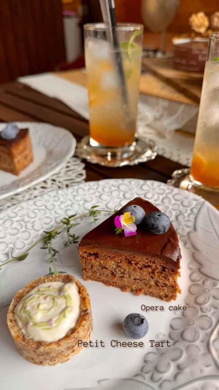 〜 𝑹𝒂𝒘 𝒔𝒘𝒆𝒆𝒕𝒔 𝒑𝒂𝒕𝒊𝒔𝒔𝒊𝒆𝒓 𝒄𝒐𝒖𝒓𝒔𝒆 〜
ロースイーツパティシエ講座
(後出し講座レポ)
こちらは
✻ Rawオペラケーキ
✻ Rawプチチーズタルト
植物の叡智を、そっといただく__
大地に根を張り、
太陽と水と風を受け取りながら
静かに育まれてきた植物たち
その命の記憶と癒しを、
感謝とともにスイーツとしていただきます
𓊯 Rawオペラケーキ
焼かないからこそ残る、
カカオやナッツの生命力
幾重にも重なる層は、
植物が積み重ねてきた時間そのもの
ひと口ごとに、
深く、静かに、内側が満たされていきます
𓊱 Rawプチチーズタルト
乳製品を使わず
植物のやさしさだけで生まれた小さなタルト
軽やかなのにコクがあり、
身体にも魂にも負担をかけない、愛のかたち
スイーツは「甘いもの」ではなく
植物の叡智をいただく、祈りの時間
今日という日に出会えた恵みに、
“ありがとう”を込めて
あなたの内なる光が、
そっと目覚めますように𓈒𓂂༶✧
……
ロースイーツの基礎からプロ並みの技術を学びたい方
心と身体、そして魂から喜ぶ
ロースイーツ作りをしてみたい方
🌿来年度の講座受講生を募集です🌿
開講は3月を予定
(日程調整は可能 ※お気軽にご相談ください)
素材の味、
栄養素を大切に…
ただシンプルに素材のことを考えたスイーツ
自然に還る食生活が大切にされ始めた昨今
自分だけではなく
家族や友人の体を想いながら
楽しめるのがロースイーツです
基礎〜ご自分でアレンジがきかせられるように
サポートしてまいります!
------------------
〜 𝑹𝒂𝒘 𝒔𝒘𝒆𝒆𝒕𝒔 𝒑𝒂𝒕𝒊𝒔𝒔𝒊𝒆𝒓 𝒄𝒐𝒖𝒓𝒔𝒆 〜
ロースイーツパティシエ講座
✤ 4時間×6回
◆𝟣𝟢:𝟢𝟢〜𝟣4:00
(月2回×3ヶ月※開催日または間隔につきましてはご相談ください)
🌱 認定校制度あり
🌱 オンラインサロン『Veフォルダ』6か月間無料
🌱 教室開催 可能!
詳しくはプロフィール @lohasticのリンクより
HP内の講座をご覧ください。
˚°ºᵒ•♡•ᵒº°˚♢°ºᵒ•♡•ᵒº°˚♢°ºᵒ•♡•ᵒº°˚
《1月スケジュール》
別アカウントのスケジュールも入るため随時更新。
気軽にDMにて
お問い合わせください。
⁎⑅⃝⁎୨୧⁎⑅⃝⁎୨୧⁎⑅⃝⁎୨୧⁎⑅⃝⁎୨୧⁎⑅⃝⁎୨୧⁎⑅⃝
《募集中講座》
🌿ロースイーツパティシエ認定講座
→ロースイーツのノウハウを学びます
🌿ローショコラパティシエ講座
→ローチョコレートに特化した講座です
🌿他リクエスト可能
🌹花おはぎレッスン
ヴィーガン仕様のあんこを使った可愛いお花絞り
🌹ショコラフラワー講座
仕様の違う3種類のチョコレートでお花絞り
🌿𝒍𝒐𝒉𝒂𝒔𝑻𝑰𝑪 は
日本ヘルシーフード協会
『ロースイーツパティシエ』
『ローショコラパティシエ』
𝒓𝒂𝒘&𝒓𝒂𝒘認定校になります
@ve_tree_
🍎発酵料理教室 円居認定講師
🌹社)𝑨𝑳𝑨
『ショコラフラワー認定講師』
になります
*+*+*+*+*+*+*+*+*+*+*+*+*+*+*+*
☆𝑳𝑰𝑵𝑬 (𝑰𝑫→@𝟥𝟩𝟨𝗊𝗎𝗏𝗅𝗂)のお友達追加で
ロースイーツレッスンがお得に受けられるクーポン配布中♡
*・゚゚・*:.。..。.:*・゚゚・*:.。. .。.:**・゚゚・*:.。..。.:*・゚゚・*:.。.
《𝒍𝒐𝒉𝒂𝒔𝑻𝑰𝑪 𝒔𝒘𝒆𝒆𝒕𝒔》
#ロースイーツ #発酵スイーツ #植物療法 #花おはぎ
#スピリチュアルサロン