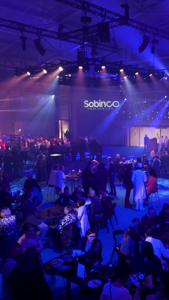 Sobinco opende vorige week de nieuwe Sobinco Campus: een architecturale parel en een nieuwe mijlpaal in de geschiedenis van het familiebedrijf. Vier dagen lang werd de opening gevierd samen met klanten, leveranciers, personeel en familie.
Met onder andere een optreden van Jef Neve, een verrassingsact van Regi en een walking dinner verzorgd door de chef van restaurant Castor, Maarten Bouckaert, werd het een feestweek om nog lang van na te genieten.
En wij mochten de sfeer in twee aftermovies vastleggen! 🙌
#ingeblikt #video #editing #aftermovie #sobinco