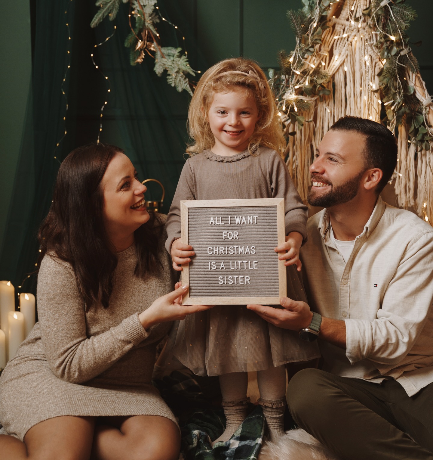 Wenn Wünsche in Erfüllung gehen…❤️❤️❤️
Vielen Dank liebe @mrs.s.djo dass ich euch ein weiteres Mal begleiten durfte ❤️ Ich bin sehr dankbar schon solange an euren großen Meilensteinen teilzuhaben ❤️
#weihnachten #familienfotos #weihnachtsshooting #weihnachtsminis familienfotografin