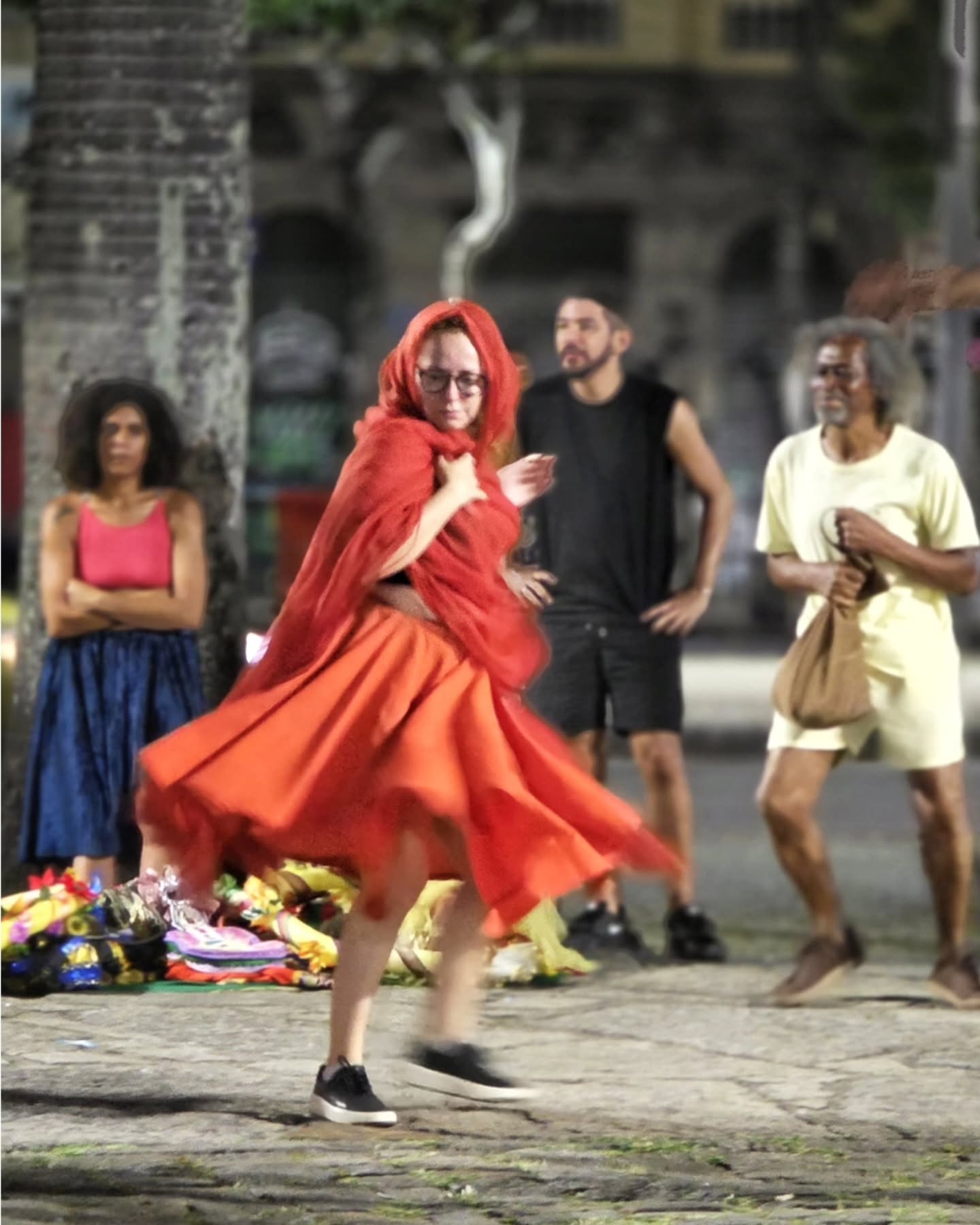 Desde 2022, o Tá na Rua tem sido, pra mim, casa. Um lugar de dar e receber afeto, onde posso explorar as muitas possibilidades do que sou e do que posso ser. Em alguns momentos, exerço minha profissão de fotógrafa, em outros (como nesses das fotos) me aventuro pelo mundo da atuação. Tudo o que aprendo com @amirhaddadreal e com o @grupotanarua levo pra vida.
Obrigada por essa experiência em mais um Auto de Natal. ❤️
Fotos: @fabricioarriaga