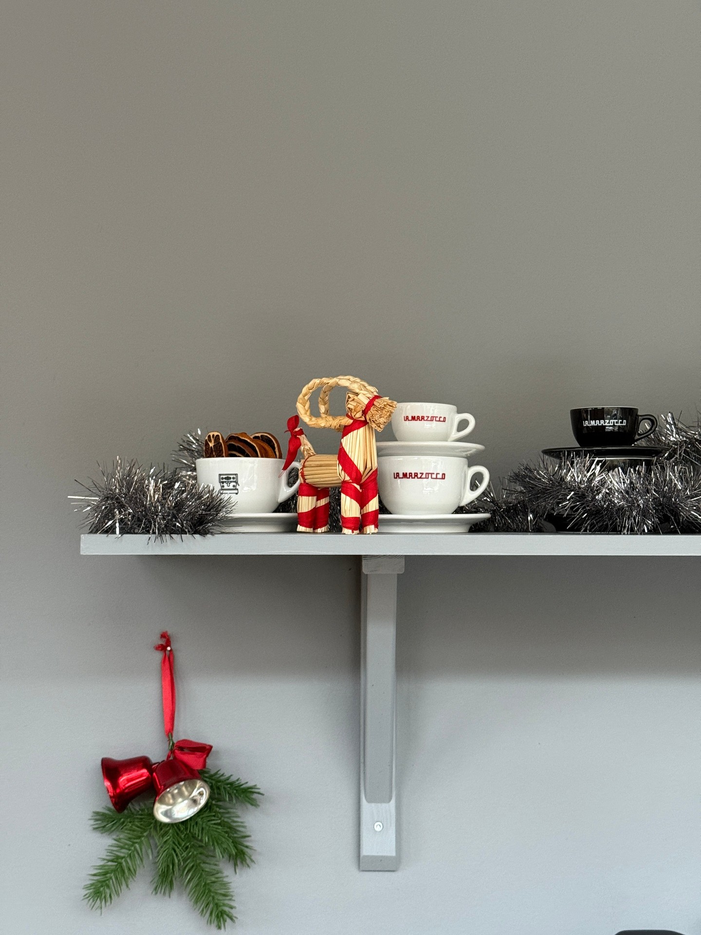 Nu är det inte långt kvar 🎄 Behöver du en sista minuten skruv, cappuccinokopp eller mjölkanna så har vi öppet den 22a december för upphämtning.
Sen tar vi lite välförtjänt jullov!