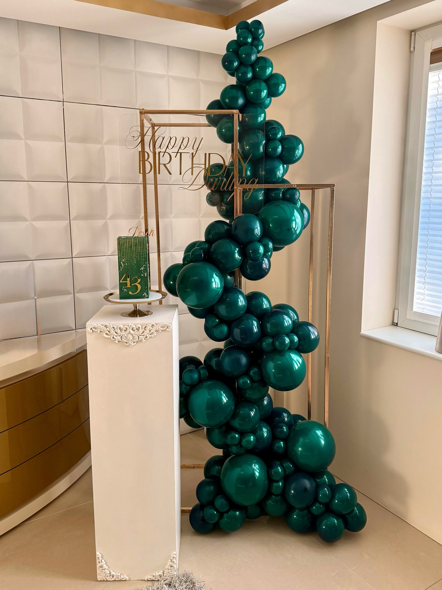 ~ Jewel Emerald ~
A truly stunning use of our final stock of the gem that was Qualatex Jewel Emerald - used to create a beautiful curvaceous double plinth, accompanied by a classy & masculine square cake design for a home birthday celebration 🤍
#norfolkweddings #eventstylist #balloonsnorwich #norwichcakes #venuestyling