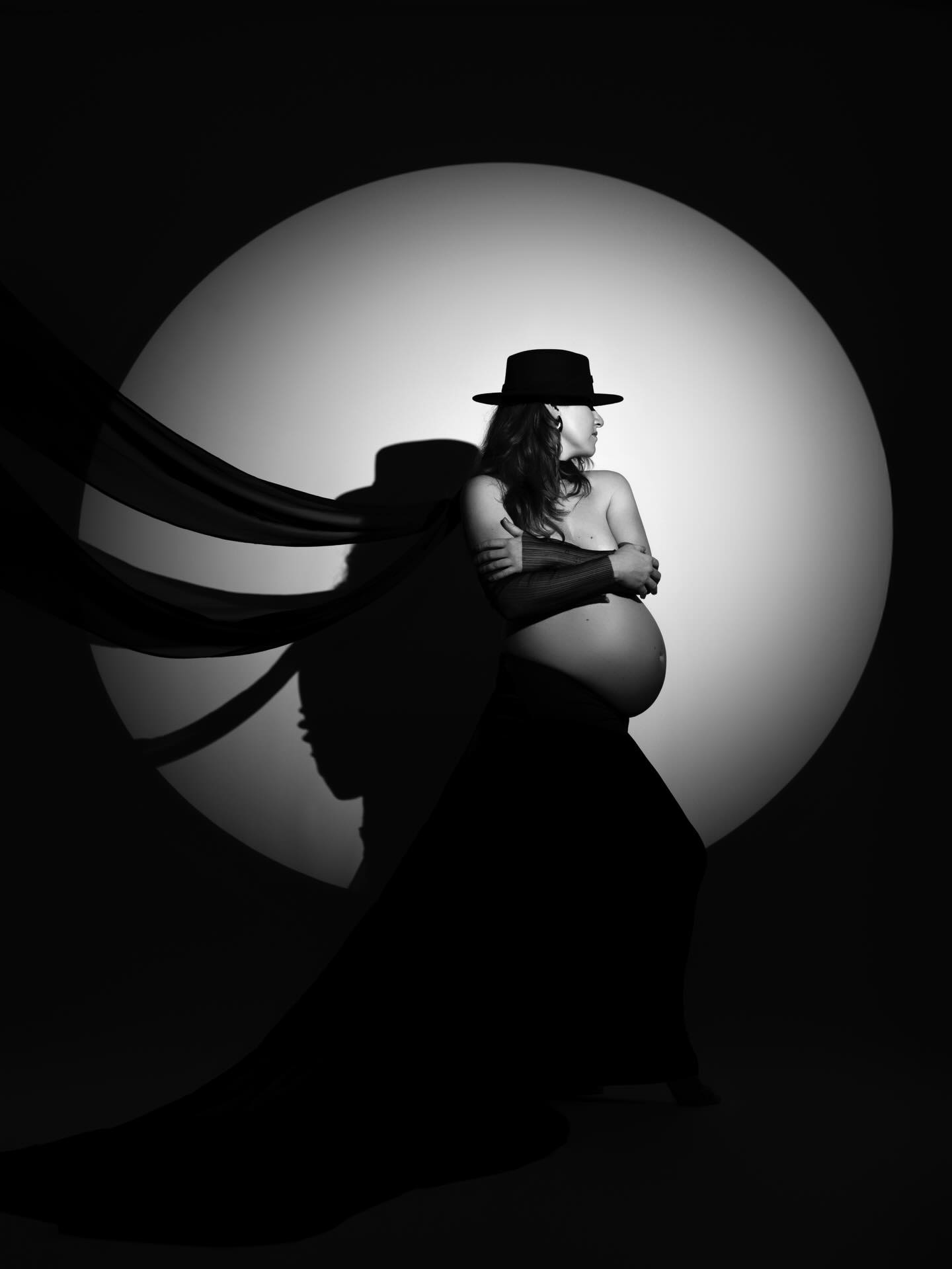 Este carrusel lo resume todo.
El resultado.
La experiencia.
Y cómo se siente una mamá cuando vive su sesión de embarazo.
La primera imagen es lo que ves.
La segunda es lo que pasa mientras tanto: risas, calma, conexión y un momento solo para ella.
La tercera es lo que queda después: emoción, orgullo y un recuerdo que no se olvida.
Porque aquí no se trata solo de hacer fotos bonitas.
Se trata de vivir una experiencia cuidada, tranquila y pensada para que te sientas bien desde que entras por la puerta hasta que ves tus imágenes.
Gracias por confiar, por dejarte llevar y por poner en palabras algo que para mí es la base de cada sesión 🤍 Que os sintáis como las Diosas que yo veo 🫶🏾
📩 Si estás de más de 14 semanas y te gustaría vivir algo así, escríbeme y te cuento cómo es la experiencia de embarazo.
#fotografaembarazoalicante
#sesionembarazoalicante
#embarazoalicante
#fotografaembarazoalcoy
#bestpregnants