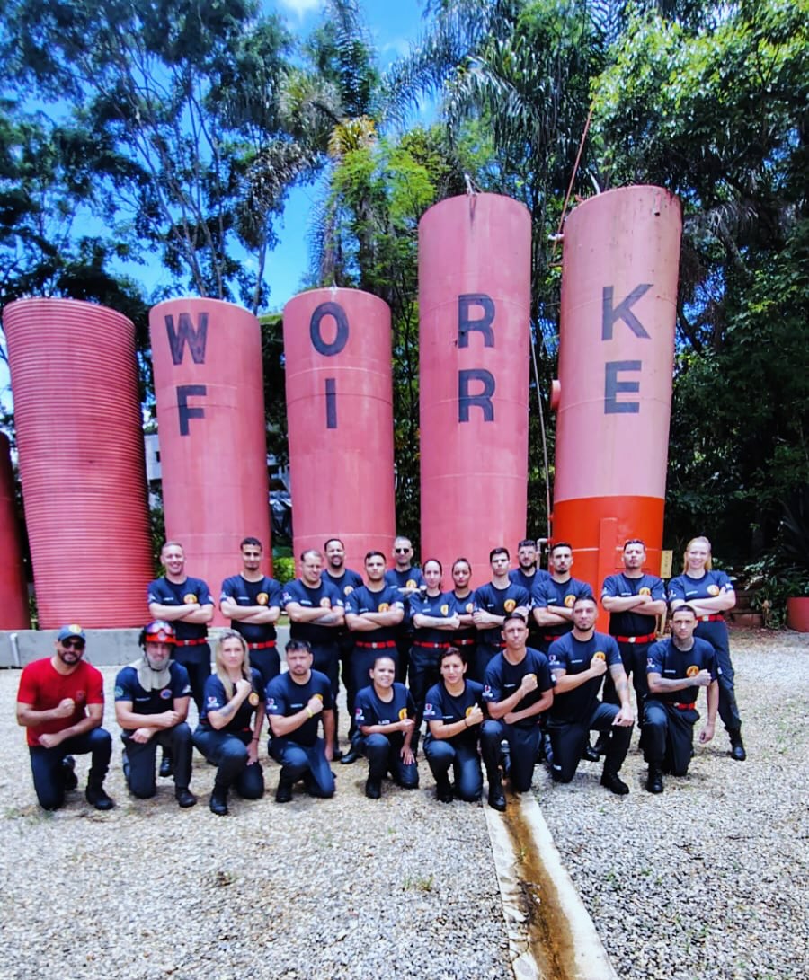 “O mais especial é que todos os anos temos mais
uma chance de ser pessoas melhores.” 🙏🏻
2025 foi um ano de renovação, que nos mostrou que devemos continuar acreditando e nunca desistir dos nossos objetivos, porque quando fazemos com amor colhemos amor!
Essas imagens demonstram um pouco do quão especial é poder proporcionar momentos como esses, porque realizar sonhos é construir histórias que ficarão para sempre em nossa memória.
E nada disso seria possível sem cada um dos nossos alunos(as) que passaram por nossa escola, que acreditaram e confiaram no nosso trabalho. Por isso dedicamos esse post à vocês, que também são parte da família COTE - Guardiões do Fogo! ❤️
Por isso, em nome de toda equipe, queremos desejar um feliz Natal e um próspero Ano Novo à todos, que seja de muita saúde, alegria, união, paz e amor... e que 2026 seja um ano de muitas realizações e conquistas! 🍾
E nunca se esqueça, acredite nos seus sonhos!
Com muito amor e carinho,
C.O.T.E - Guardiões do Fogo,
“Lutando pela sua vida e seu futuro.”
#bombeirocivil #formatura #campoprático #boasfestas #valedoparaíba