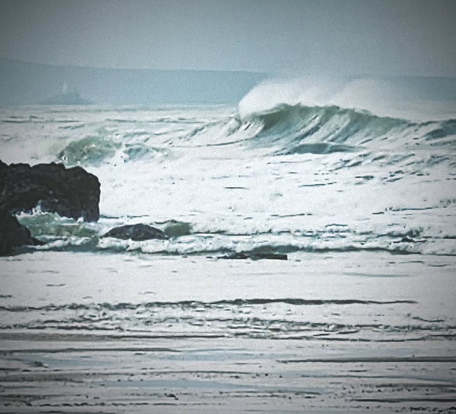 Rather windy today! Beautiful spray off the back of the waves. Godrevy Lighthouse back left.
#surf
#waves
#porthtowan
#godrevy
#cornwall