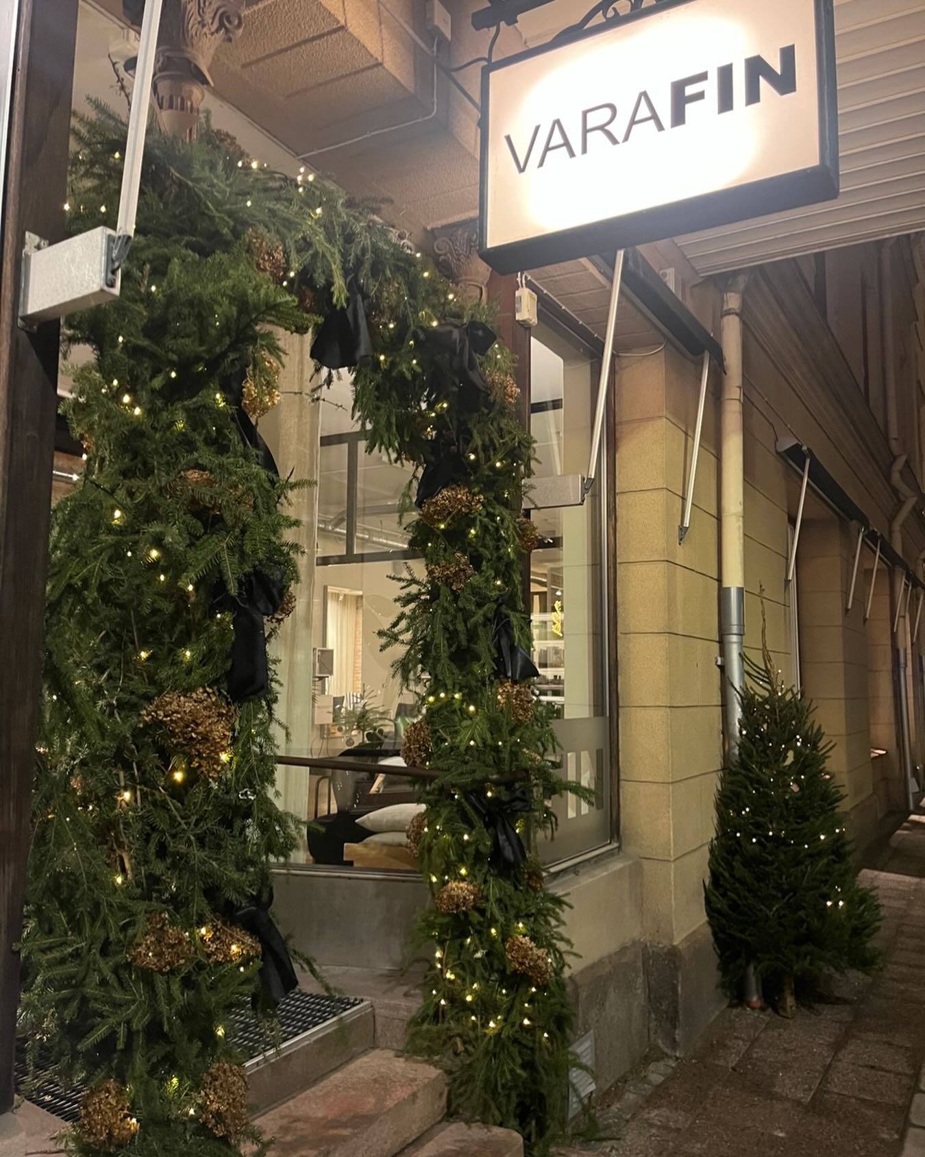 Nu laddar vi för julveckan ✨
Öppettider:
Mån 7.30 - 17.30
Tis 7.30 - 15.00
Varmt välkomna in å fixa sista personliga klapparna 🎁
