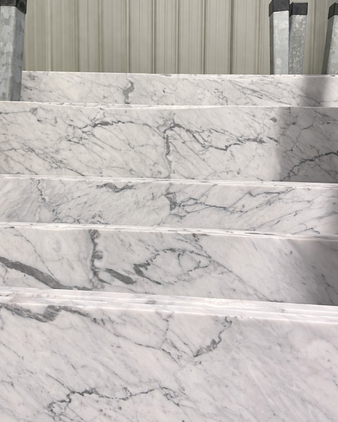 OVER 100 slabs of WHITE CARRARA MARBLE in stock at NSDG!
Our newest arrivals include an extensive selection of slab sizes in White Carrara, from smaller formats perfect for bathroom vanities to larger slabs from the same bundle. This allows you to carry the same stone throughout a space for a cohesive, high-end look.
Come in to the gallery today to see our full inventory in person!
#SACRAMENTO #NATURALSTONE #TILE