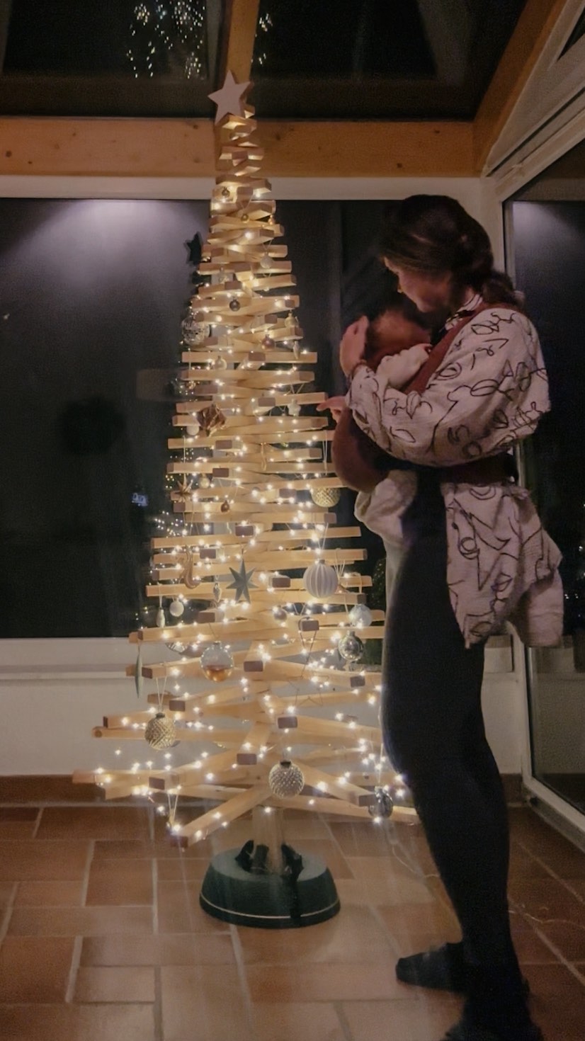 Unser erstes Weihnachten zusammen. ✨
Und so sehr ich mich auch auf unser erstes Weihnachten als Familie freue, so wenig bin ich dieses Jahr in Weihnachtsstimmung gekommen.
Die letzten Wochen sind so schnell vergangen. Seit der Geburt fühlt es sich an, als würde ich in einer anderen Matrix leben: Die Zeit vergeht doppelt so schnell und am Ende des Tages habe ich scheinbar so wenig geschafft und doch eigentlich so viel.
Ganz präsent sein. Ganz da sein für ein kleines Wesen. Das ist doch viel mehr als genug.
Dass es dieses Jahr keine selbstgemachten Plätzchen gibt und keine gebastelten Weihnachtsgeschenke, ist auch okay. Weihnachten muss nicht perfekt sein und darf sich verändern.
Annehmen & Loslassen. Auch wenn es mir noch oft schwerfällt und es Momente der Überforderung und Unzufriedenheit gibt, weil ich mir mal wieder zu viel vorgenommen habe, denke ich doch:
New level of Gelassenheit unlocked. 🤝
In diesem Sinne:
Weniger Perfektionismus.
Mehr im Moment sein.
Schenkt euch Zeit statt Zeug
und macht es euch so richtig schön mit euren Lieblingsmenschen. 💕
Geht es dir dieses Jahr ähnlich?
Viel Liebe & Licht und ein schönes Fest.
Caro 🌿
#erstesweihnachten #achtsamkeit #weihnachtszauber