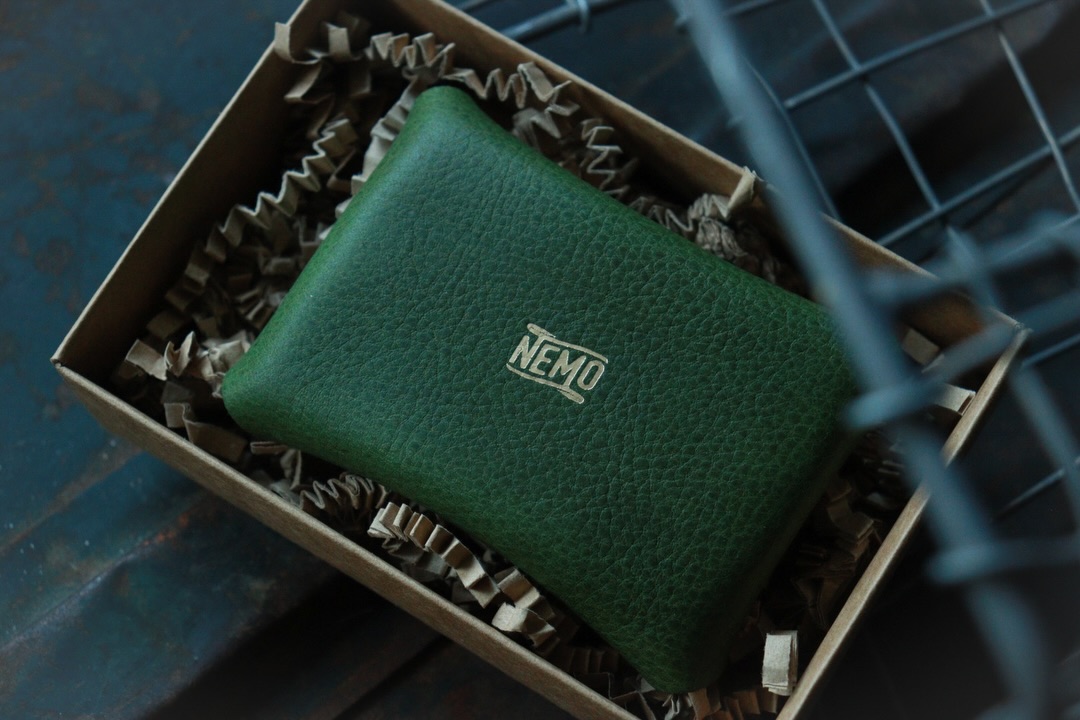 New minimalistic logo designed by @etienne.butterlin
#minimaliststyle #cardholder #coinpurse #leathercardwallet #madeinfrance