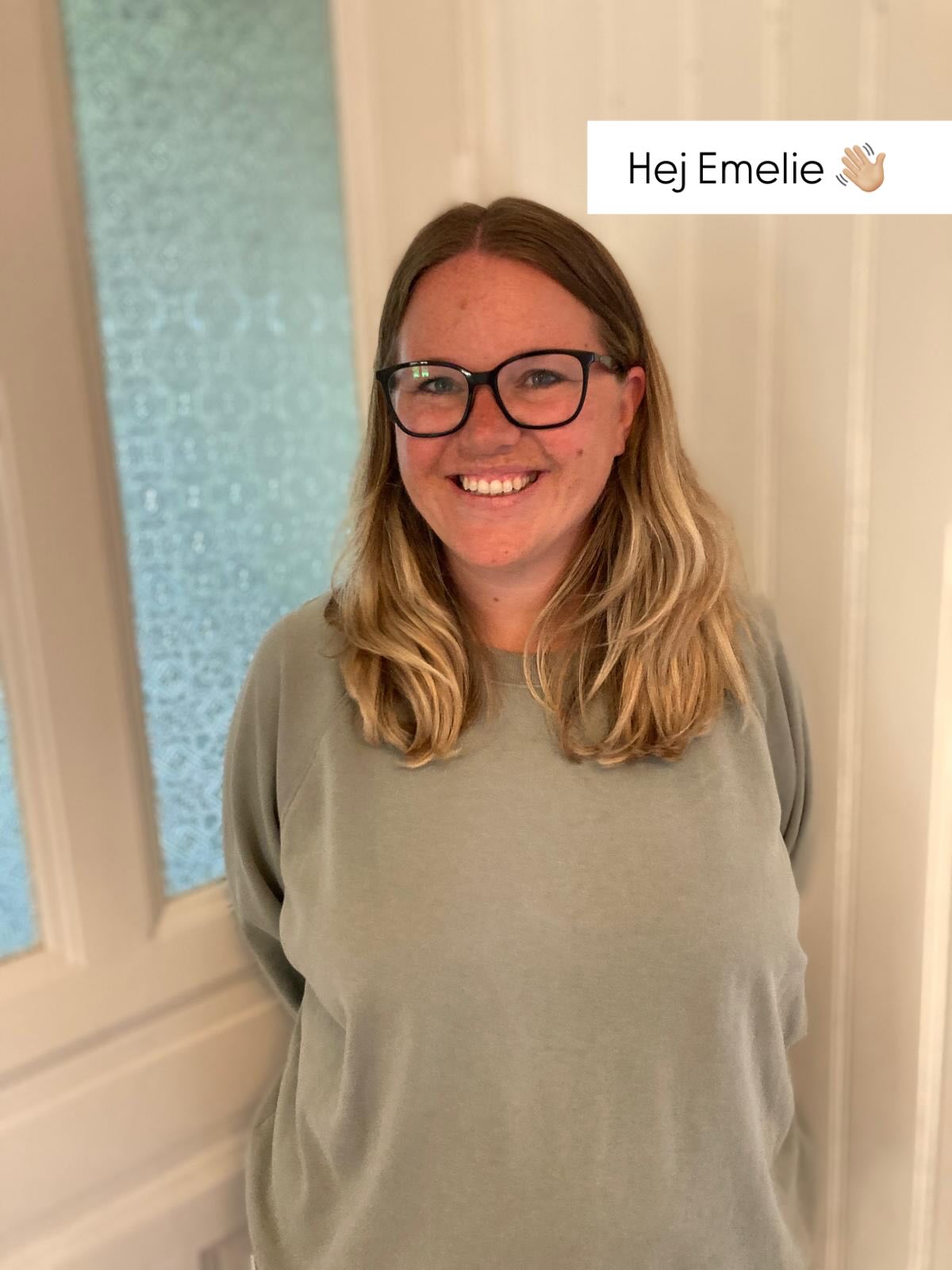 ✨Möt Emelie – vår rektor som sprider trygghet, glädje och energi på Hedenhös✨.
Hon har varit en del av Hedenhösfamiljen i över 17 år och hennes engagemang, värme och glädje smittar av sig varje dag – både på barn, kollegor och föräldrar.
Vi är så glada att få låta Emelie berätta vad Hedenhös betyder för henne – och vad som gör vår förskola så speciell. 🌼
💬 Vad betyder Hedenhös för dig – personligen och professionellt?
”Hedenhös betyder otroligt mycket för mig och har gjort länge. Jag vill vara med och bidra till att barn och även vuxna känner den gemenskap som Hedenhös står för och har stått för i många år.
Jag har arbetat här nästan hela mitt vuxna liv och det är tack vare mina kollegor som jag valt att utbilda mig och stanna här. Vår förre rektor, Christina, har varit en stor förebild i mitt yrkesliv och jag hoppas att jag kan bidra till att hennes Hedenhösanda kan fortsätta.”
🏡 Vad är det som gjort att du valt att stanna på Hedenhös i över 17 år – vad känns extra speciellt här för dig?
”Jag började arbeta här som timvikarie och kände direkt att det här var ett ställe jag ville vara på. Jag hade tidigare varit runt på kommunala förskolor men upplevde inte samma gemenskap där.
Här på Hedenhös upplevde jag att all personal såg alla barn – men även vårdnadshavarna och varandra. Jag upplevde att personalen hade kul tillsammans med barnen, och det upplever jag än idag.”
🌞 Vad har barnen lärt dig under åren, och vad gör att du fortfarande tycker jobbet är lika roligt varje morgon?
”Barnen har lärt mig att vara mer i nuet och att allt inte behöver vara perfekt. För barnen räcker det att jag ger dem min tid och lust – inte att teckningen jag målar är perfekt.”
❤️ Tack Emelie för att du tagit dig tid att svara på våra frågor och för allt du gör varje dag för våra barn på förskolan!
#föräldrakooperativethedenhös #förskolaikullavik #förskolansvärld #kungsbackakommun #rektor