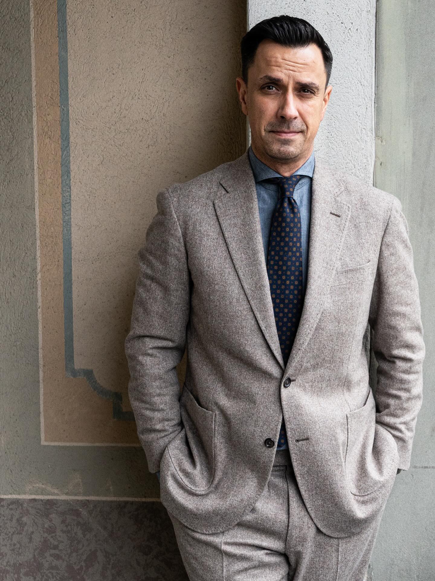 Beiger Fischgrät aus reiner Wolle - ein Stoff, der im Winter nicht nur wärmt, sondern Haltung zeigt.
Die Struktur des Gewebes fängt das Licht ein, als würde jede Faser ihre eigene Geschichte erzählen. Dazu ein Jeanshemd, das den Look erdet, und eine klassische Drake’s‑Krawatte @drakesdiary , die den Rahmen setzt: britische Nonchalance trifft kontinentale Präzision. Ein Ensemble, das nicht laut werden muss, um Wirkung zu entfalten.
Zeitlos. Mühelos. Genau mein Stil. #masskleiderzürich #massanzugzürich #masshemdzürich #masshemd