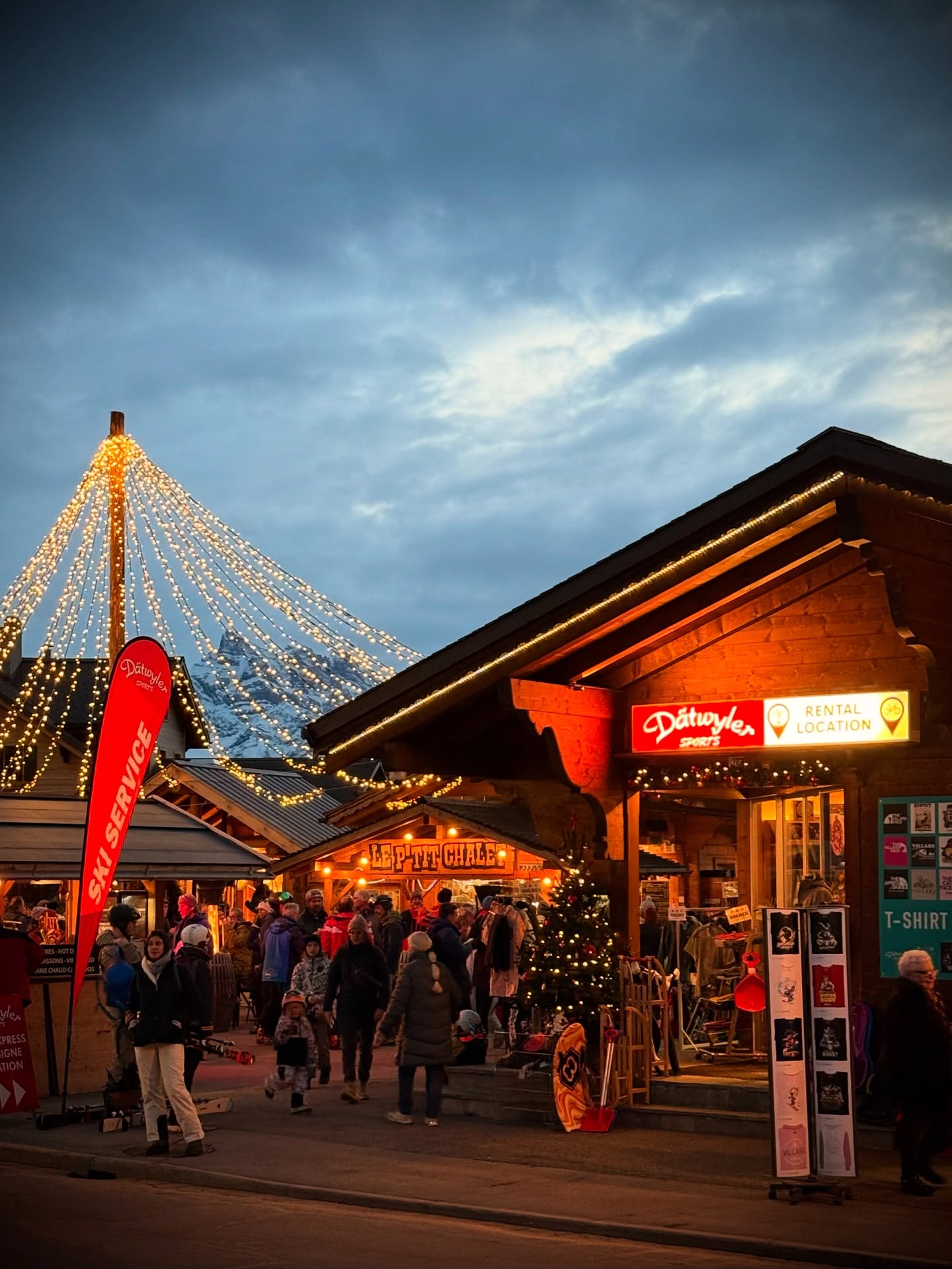 We @swiss.alpine.escapes popped to the Villars Christmas Market yesterday ✨
Festive vibes, cosy ambiance, a warming drink in hand, and so many beautiful products & delicious food to enjoy 🎄🍷
📍 Villars Christmas Market
🗓 19 Dec 2025 – 04 Jan 2026
Charming chalets, Alpine crafts, local flavours, live music & winter magic in the heart of the resort.
🎅 Don’t miss Santa on 25 Dec at 4pm
🎆 Open for New Year’s Eve celebrations too!
A must-visit if you’re in the Vaudois Alps 🤍
#SwissAlpineEscapes #Villars #ChristmasMarket #AlpineMagic #WinterInSwitzerland