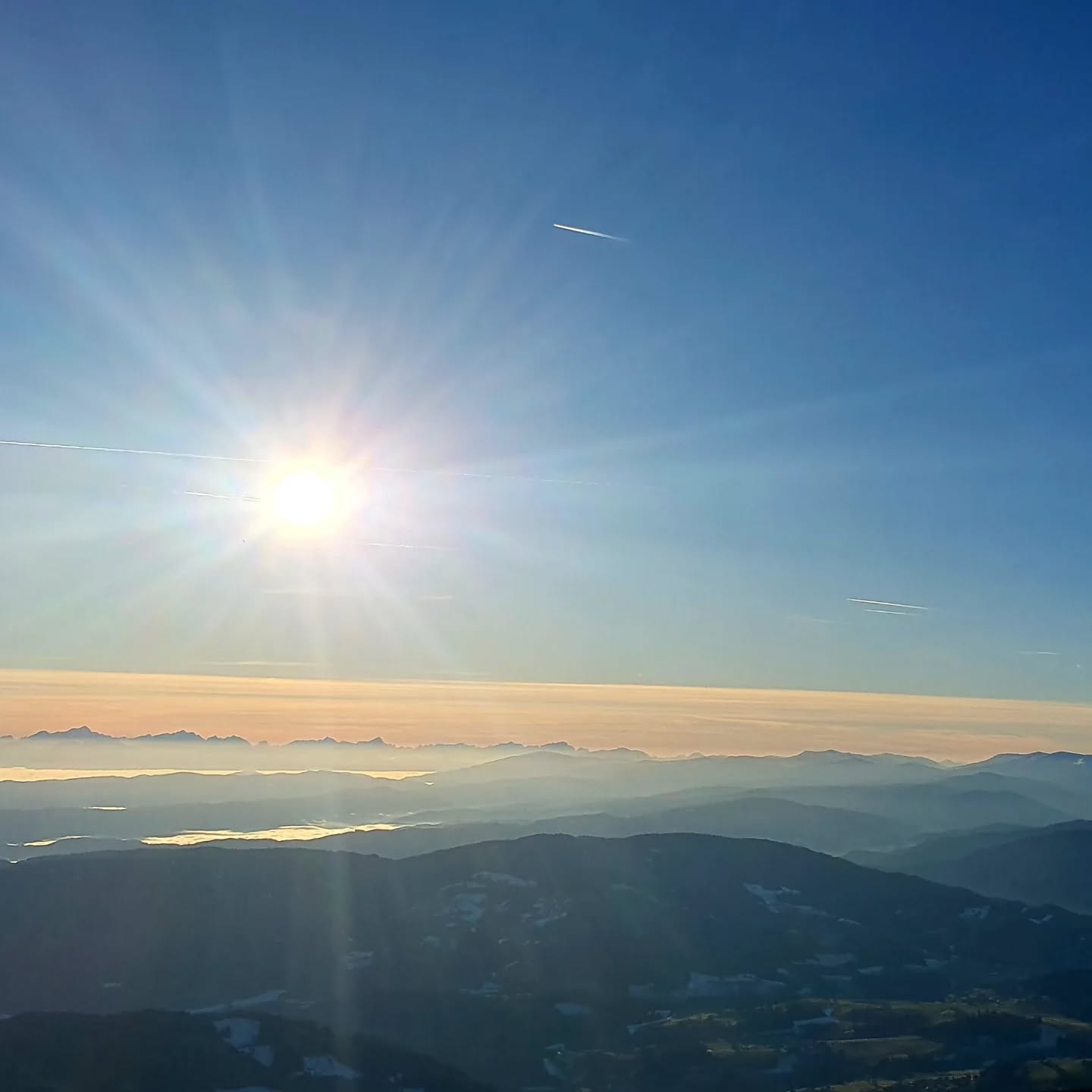 ☀️Wintersonnenwende 2025
Endlich geht es mit dem Licht der Sonne wieder stärker voran..die Dunkelheit des Herbstes ist durchlebt.
Diesen astronomischen Wende-Tag der neuen Zunahme des Lichts verbringe ich liebend gerne in den Bergen, wer noch?
Meine Winterwanderungen starten!
Für wen? Für LiebhaberInnen von Bergwanderungen, die ganz zeitlos im Weiß des Winters im eigenen Tempo unterwegs sein möchten - mit sicherer und individueller Begleitung, professionell organisiert.
Kärntner #bergwanderführerin
#denbergberuehren #synchronizewithnature
#bergwinter #bergverliebt #bergwandern #bergtour #hikingtours #mountainlovers #auszeitindenbergen #auszeit #naturmomente #winterurlaub #wandermomente #carinthia #austria #wanderninkärnten #österreich
