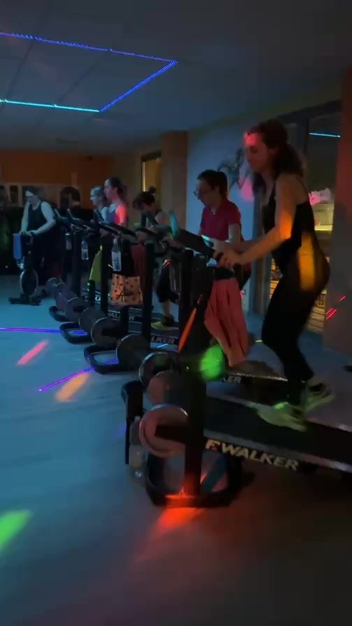 Walking ALLENAMENTO CARDIOVASCOLARE TONIFICAZIONE MUSCOLARE MUSICA E DIVERTIMENTO STASERA QUADRICIPITI PETTORALI ADDOMINALI IN TONIFICAZIONE STRONG☠️😬💪🏼💪🏼