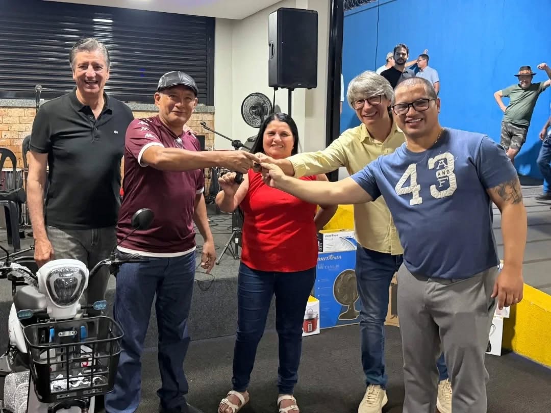 🍞 SINDMASSA MS: Confraternização, Risadas e a Força da Nossa Gente
A Sede Central do SINDMASSA MS, em Campo Grande, foi palco de um encontro que ficará na memória.
Mais do que uma assembleia ou uma festa, vivemos um momento especial de reencontrar amigos, celebrar o árduo trabalho de um ano inteiro e encerrar o calendário com a alma lavada e muita alegria.
Sob a liderança do Presidente Fábio Bezerra, reunimos forças para o Acordo Coletivo 2025/2026, contando com o apoio de grandes parceiros.
Tivemos a honra de receber o Deputado Federal Dagoberto Nogueira (PSDB) e a nossa combativa Diretora Lucia Godoi.
E para abrilhantar ainda mais a noite, registramos a presença ilustre do Sr. Darci Caldo, Secretário Especial de Articulação Pública do Município de Campo Grande, que fez questão de prestigiar a força do setor da Panificação e Confeitaria.
A Saga da Bicicleta Elétrica e a Alegria das Famílias
Se as fotos pudessem falar, elas contariam sobre as gargalhadas que tomaram conta do salão!
O destaque da noite foi, sem dúvida, o sorteio da bicicleta elétrica.
Foi um momento "pra lá" de animado: foram várias tentativas, suspense e muita torcida até que o ganhador fosse finalmente anunciado, criando aquele clima leve e descontraído que só quem é da "família SINDMASSA" conhece.
E por falar em família, é emocionante ver nas imagens a presença dos cônjuges e dos filhos dos nossos trabalhadores.
O SINDMASSA representa um setor feito de muito esforço, e ver o sorriso no rosto das crianças e o orgulho dos familiares nos lembra que todo esse trabalho contribui diariamente para o desenvolvimento do Mato Grosso do Sul.
Celebração e Esperança
Entre um pagode, um chopp gelado e muita dança, celebramos a vida. Parabéns a toda a categoria pelo belo momento e pela união demonstrada.
Que essa alegria contagiante do sorteio e da festa permaneça em nossos corações. Desejamos a todos um Natal abençoado, repleto de luz e harmonia em seus lares, e que o Ano Novo traga novos caminhos, muitas conquistas e, claro, muita saúde para continuarmos nossa jornada.
SINDMASSA MS: Unindo trabalho, família e felicidade!
#SINDMASSAMS #Confraternização2025 #PanificaçãoMS #Fa