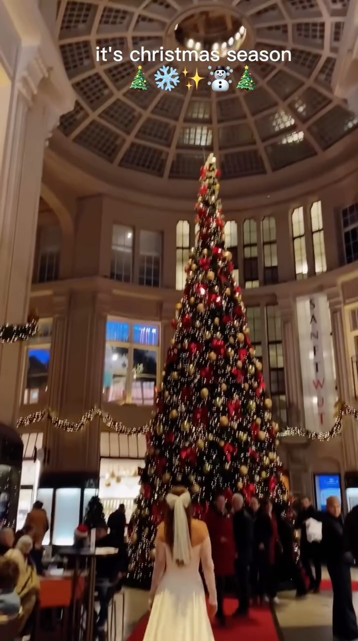 Es war kalt und trotzdem unglaublich warm.🎄✨
Hinter den Kulissen unseres Brautkleid-Shootings auf dem Weihnachtsmarkt haben wir etwas erlebt, das man nicht planen kann.
Zwischen Lichtern, Stimmen und fremden Menschen, die für einen Moment ganz nah wurden, haben wir die echte Wärme dieser Christmas Season gespürt.
Genau diese Momente sind es, die bleiben.❤️
#inweissbrautatelier #weddingdress #christmastime #photoshoot #perfectteam #love #leipzig
Fotografin: @lovelensweddings
Brautkleid: @inweiss.brautatelier
Model: @maxi.lhmr