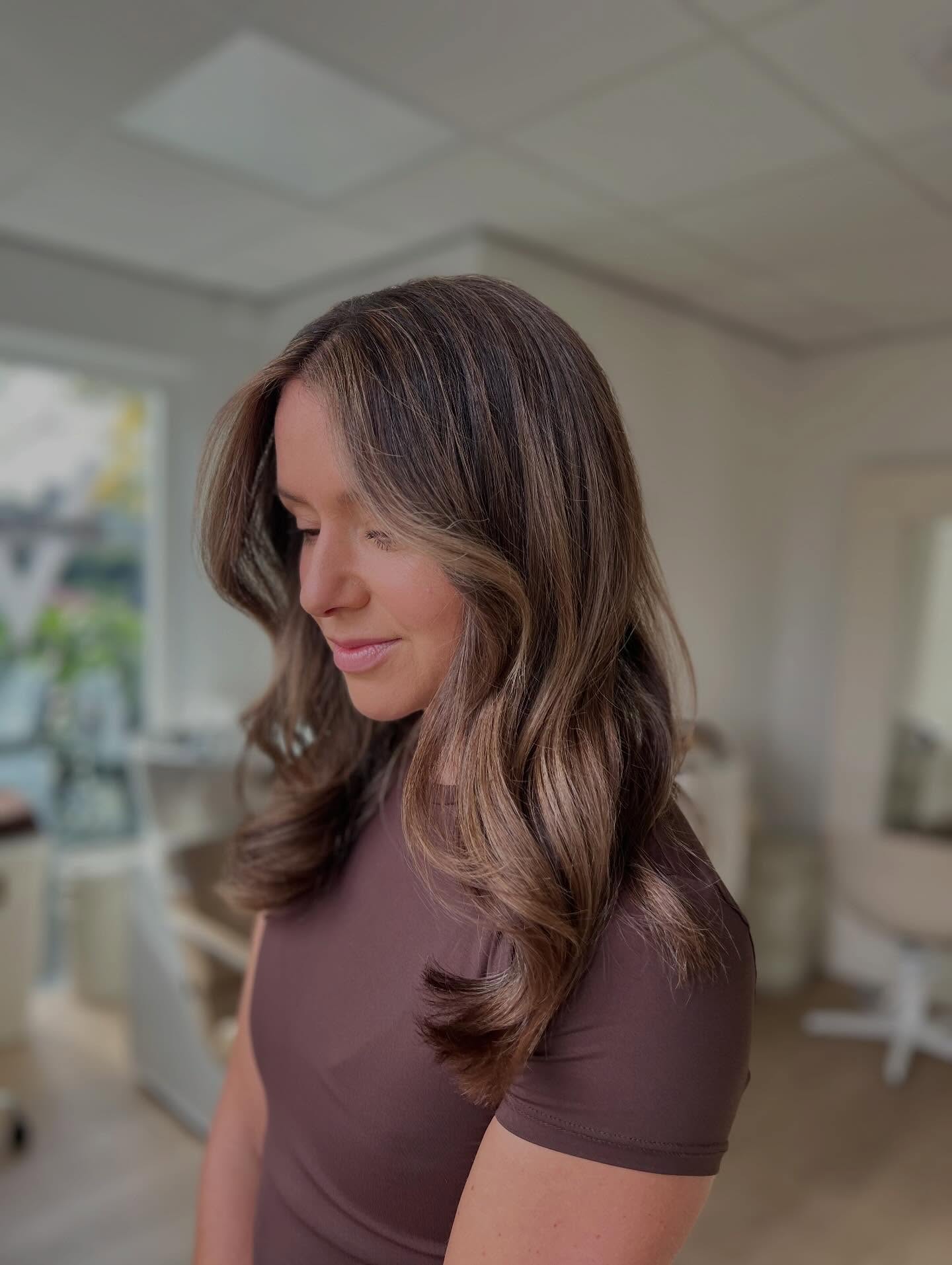 Winter colors done right 🤎
Zachte, rijke bruintinten die samensmelten met je natuurlijke haarkleur.
Meer diepte, meer glans en vooral: gezond haar zonder constante touch-ups.
Lived-in color = moeiteloos mooi, elke dag opnieuw.
📅 Voor uitgebreid kleuradvies ben je welkom in de salon
📩 In DM geef ik graag licht advies of denk ik met je mee
Boek nu je winter hair refresh ✨
#salonpalmav #livedinhair #brunettehair #healthyshine #lowmaintenancebeauty